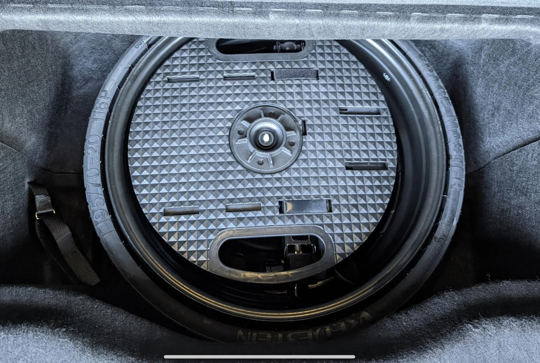 Rivian R1T R1S Picture request: R1S compact spare wheel 5168185C-2D79-4340-9762-797BEA5BC793