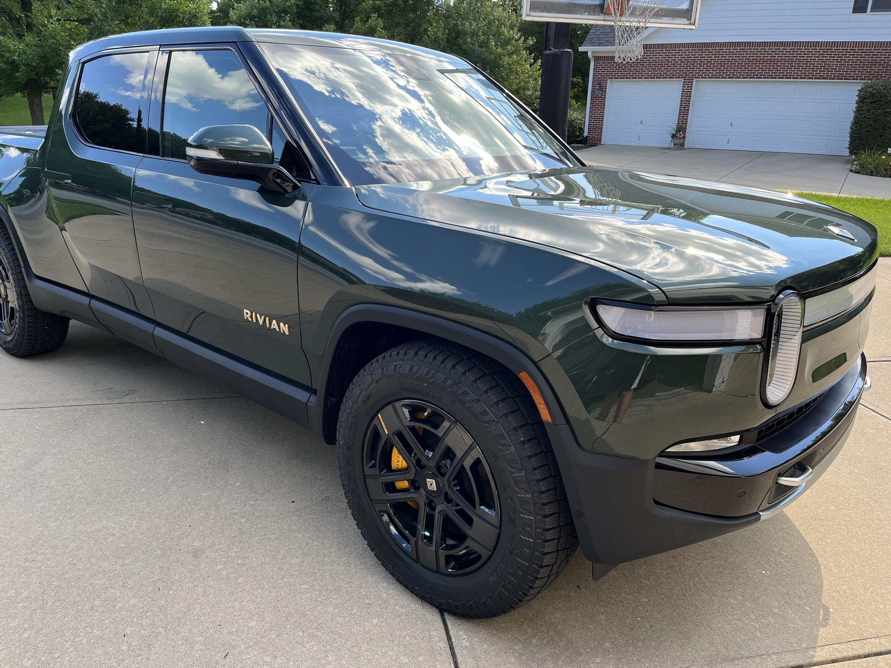 Rivian R1T R1S FOREST GREEN R1T Photos IMG_9182.JPG