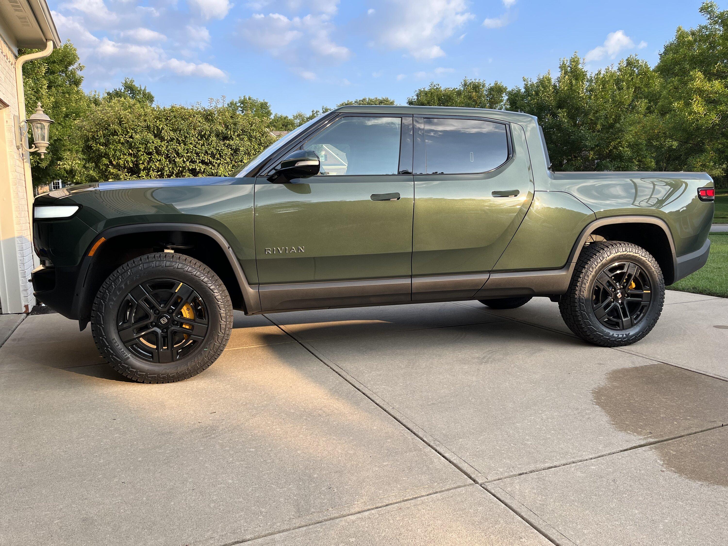 Rivian R1T R1S FOREST GREEN R1T Photos IMG_9254.JPG