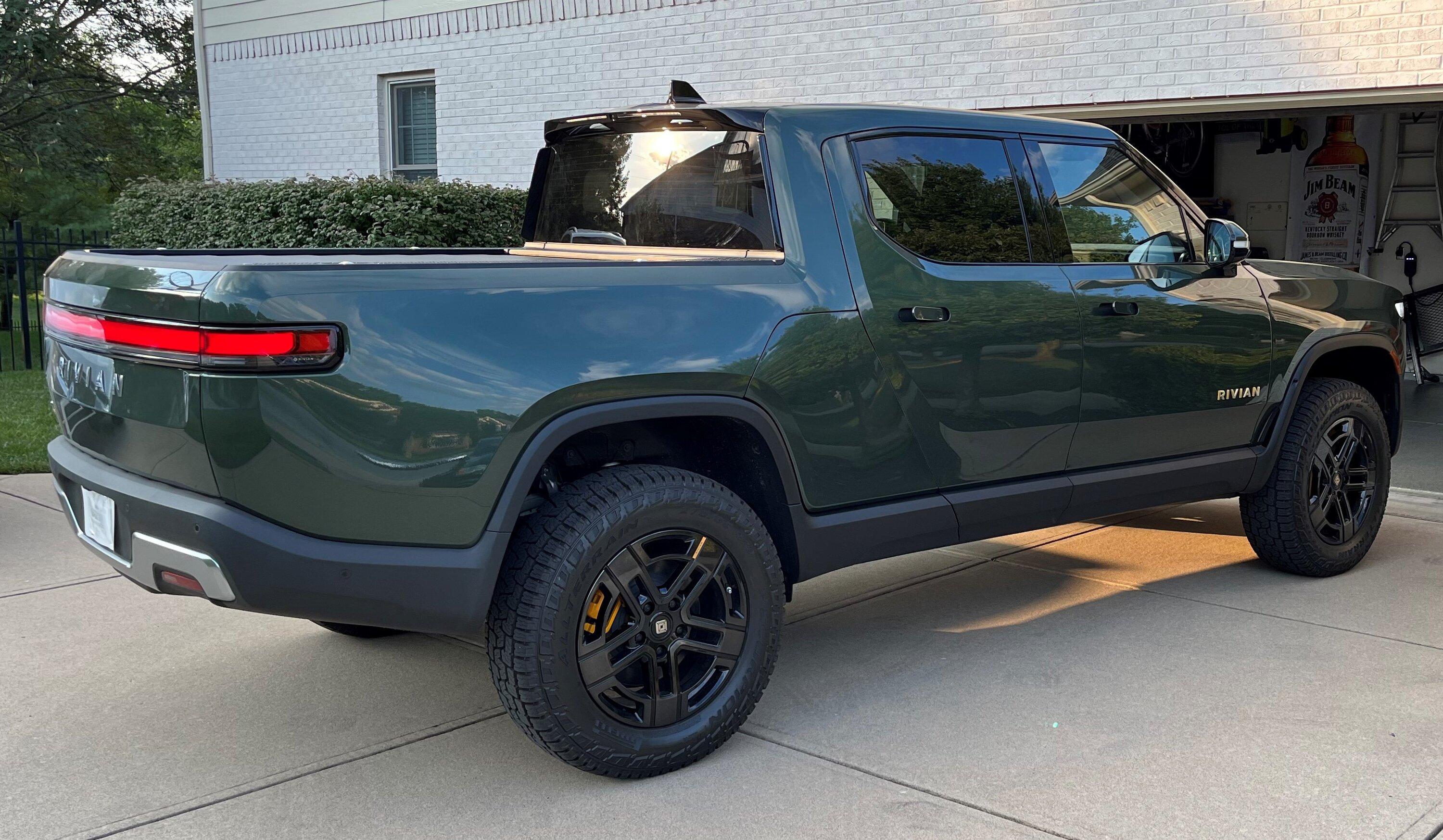 Rivian R1T R1S FOREST GREEN R1T Photos IMG_9256_C