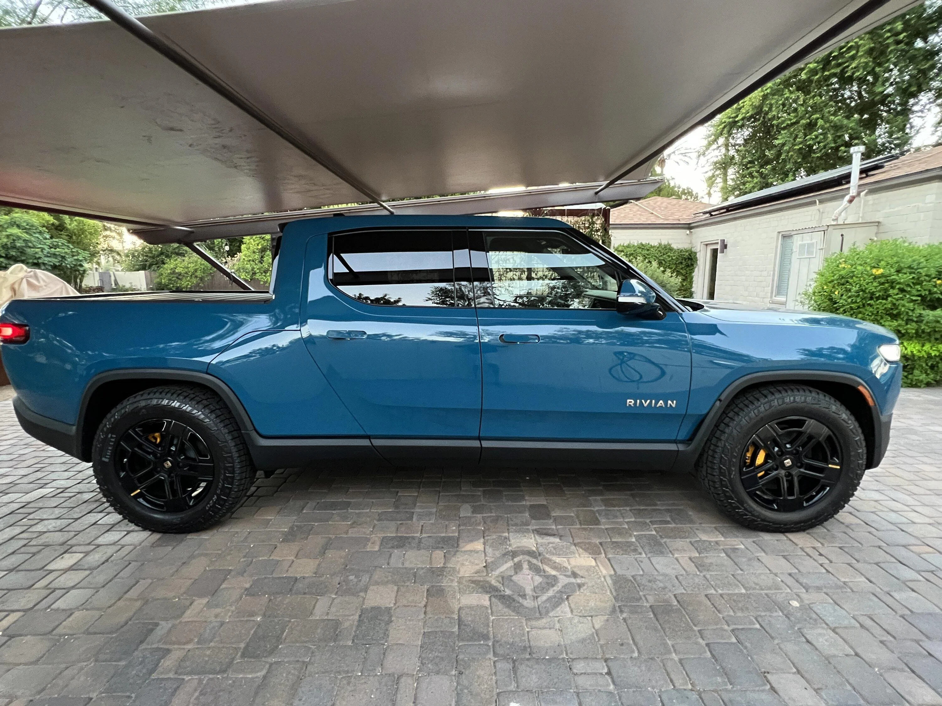 Rivian R1T R1S Changed A/T Bright Wheels to Glossy Black using Vinyl Decals 1B660DA2-92F1-400A-B9CB-0AFD191DFBCF