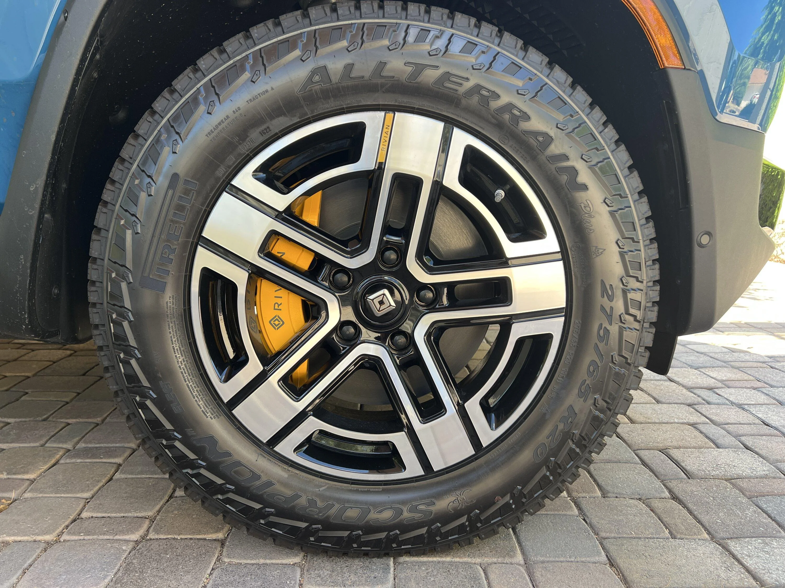 Rivian R1T R1S Changed A/T Bright Wheels to Glossy Black using Vinyl Decals DBF9E07D-94CB-4EAB-80B8-561E60D83C98