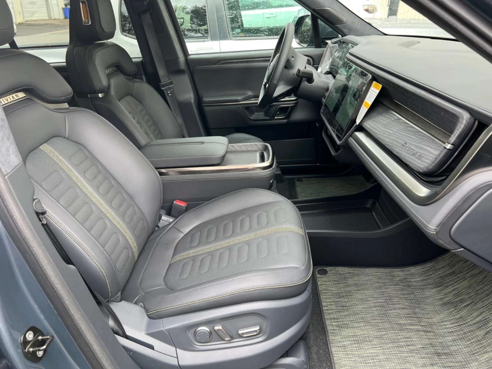 Rivian R1T R1S Another 2022 R1S Launch Edition for Sale! 402E5A4E-25BC-41BC-82A2-FA3EDDA13C1A