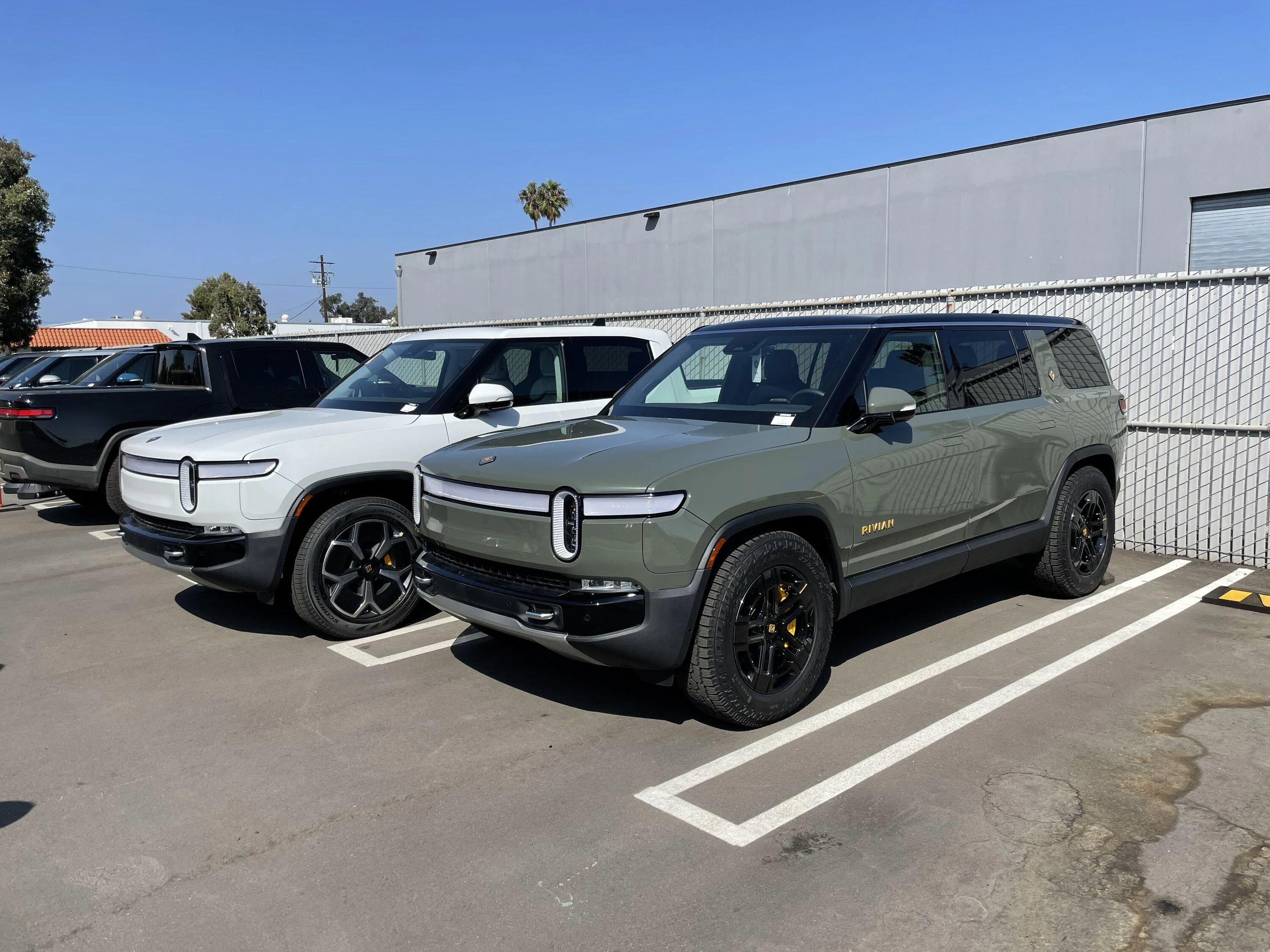 Rivian R1T R1S Photos: R1Ts at the El Segundo distribution center DF2A3C67-4B4D-488B-A570-39503417F442