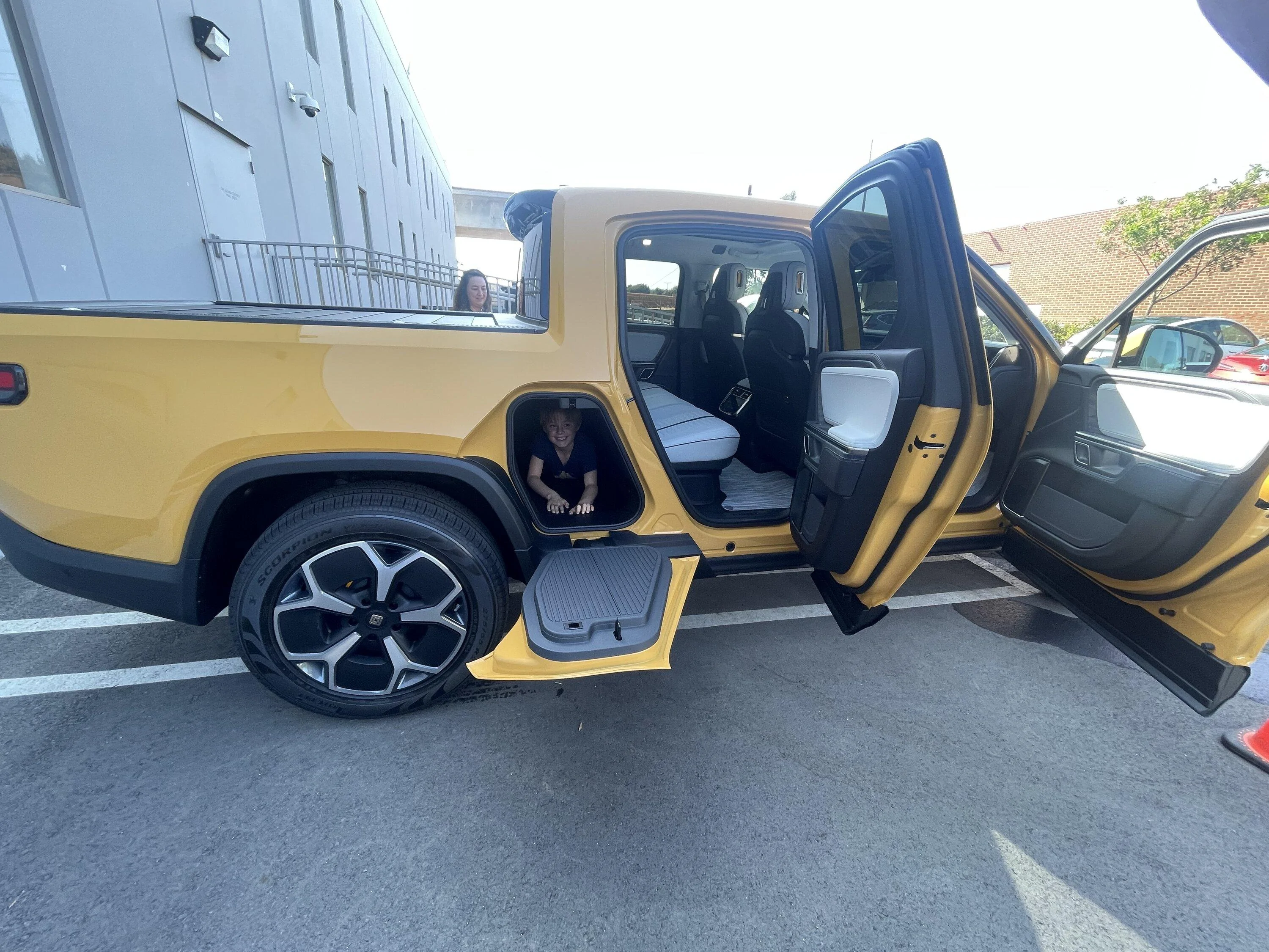 Rivian R1T R1S COMPASS YELLOW R1T Photos 7F9F2F20-0DF9-478E-BD58-AF3E962FC2CD