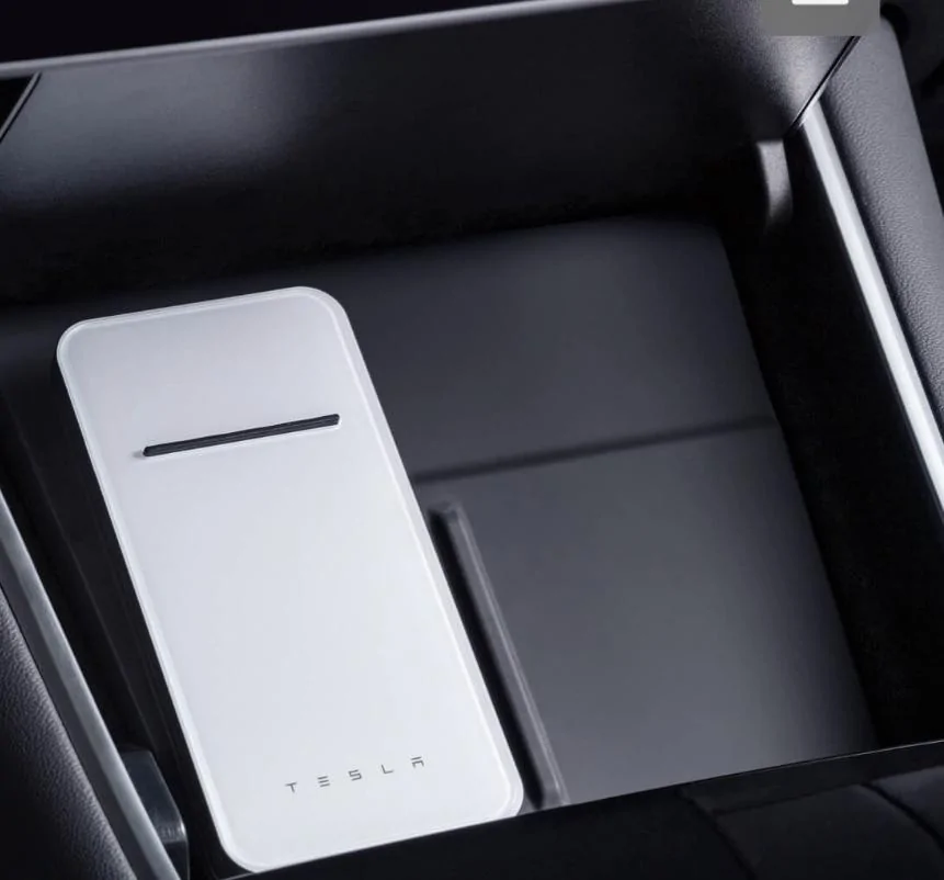 Rivian R1T R1S iPhone 14 Pro is not compatible with the Rivian Charge Pad E6C3A4B4-8F2C-46E4-8969-8624E5CD941E