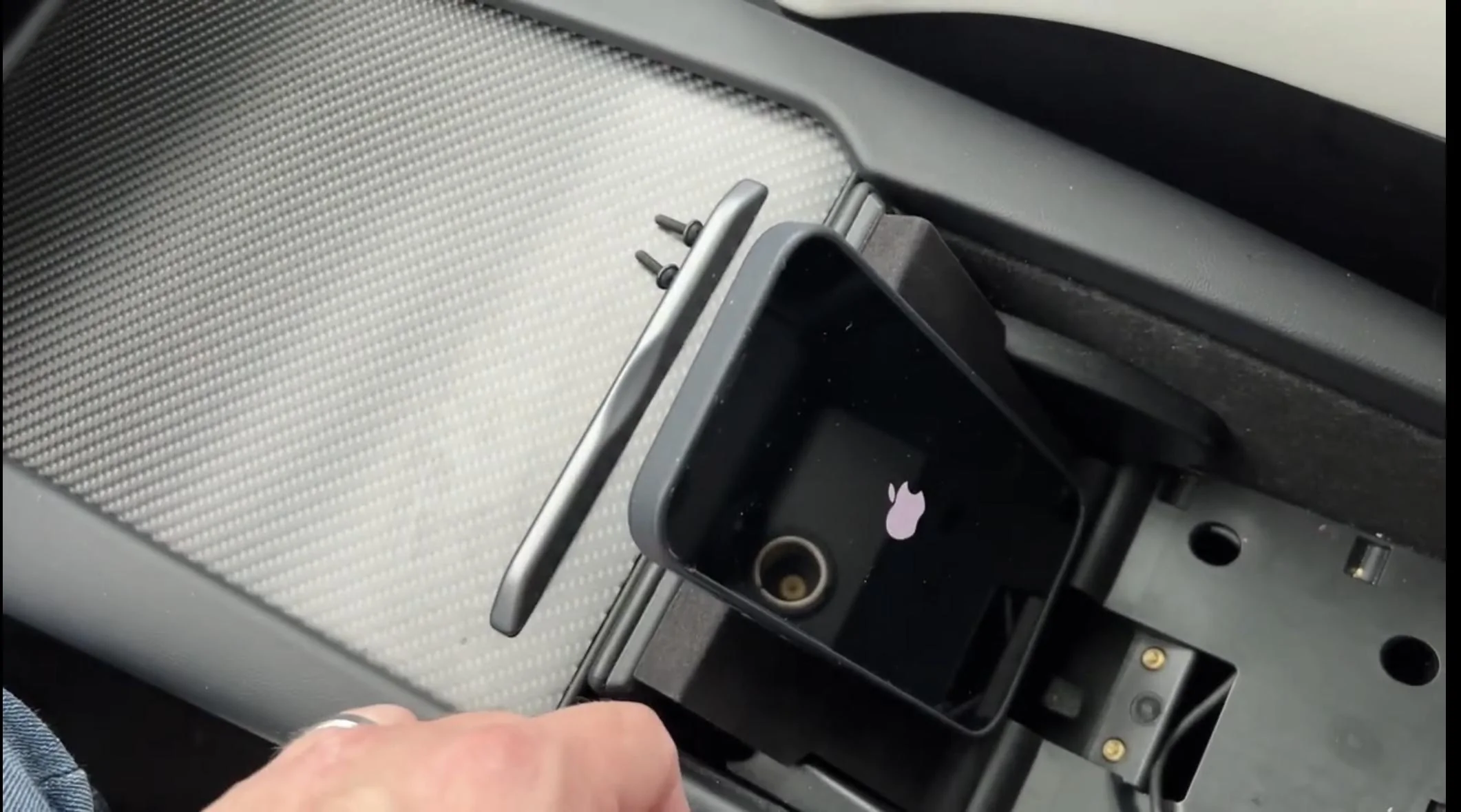 Rivian R1T R1S iPhone 14 Pro is not compatible with the Rivian Charge Pad D334F115-A003-4F08-BEEC-14A6AE39CD70