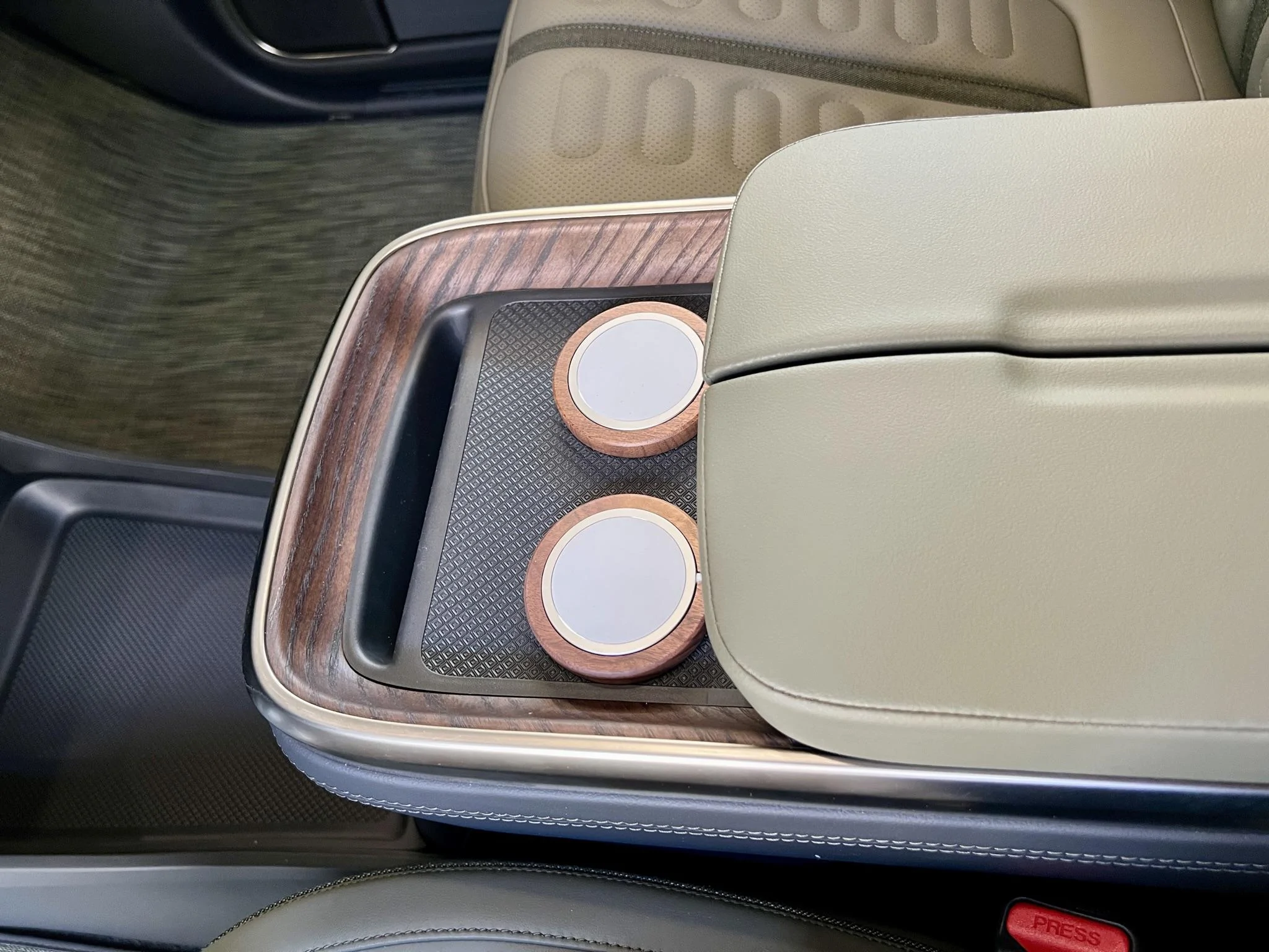 Rivian R1T R1S iPhone 14 Pro is not compatible with the Rivian Charge Pad A206F0FA-A5C5-4923-95C4-354F43DAA454