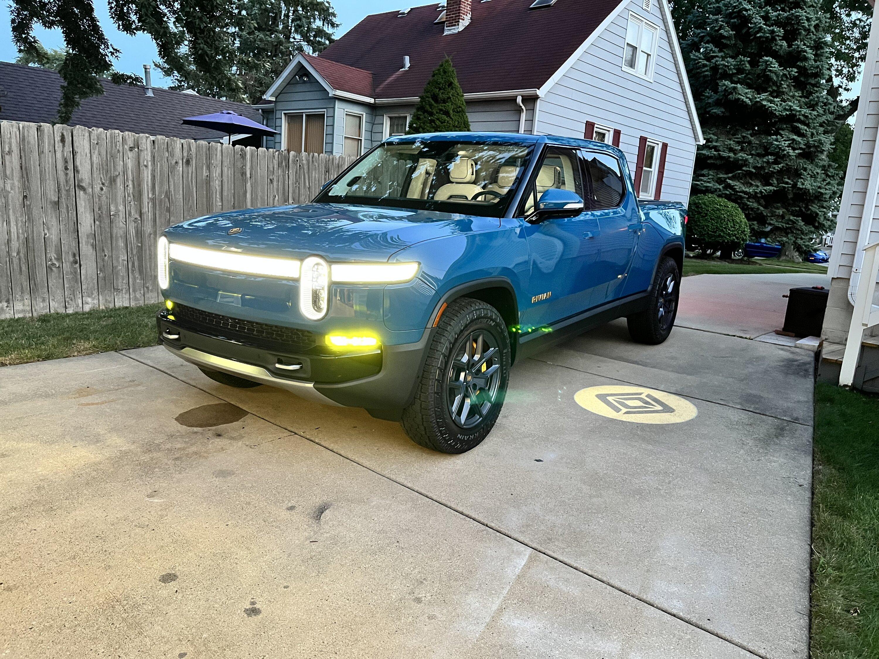 Rivian R1T R1S RIVIAN BLUE Rivian Photos 957CFA3F-5A6B-4512-9057-6D9CC555CF77