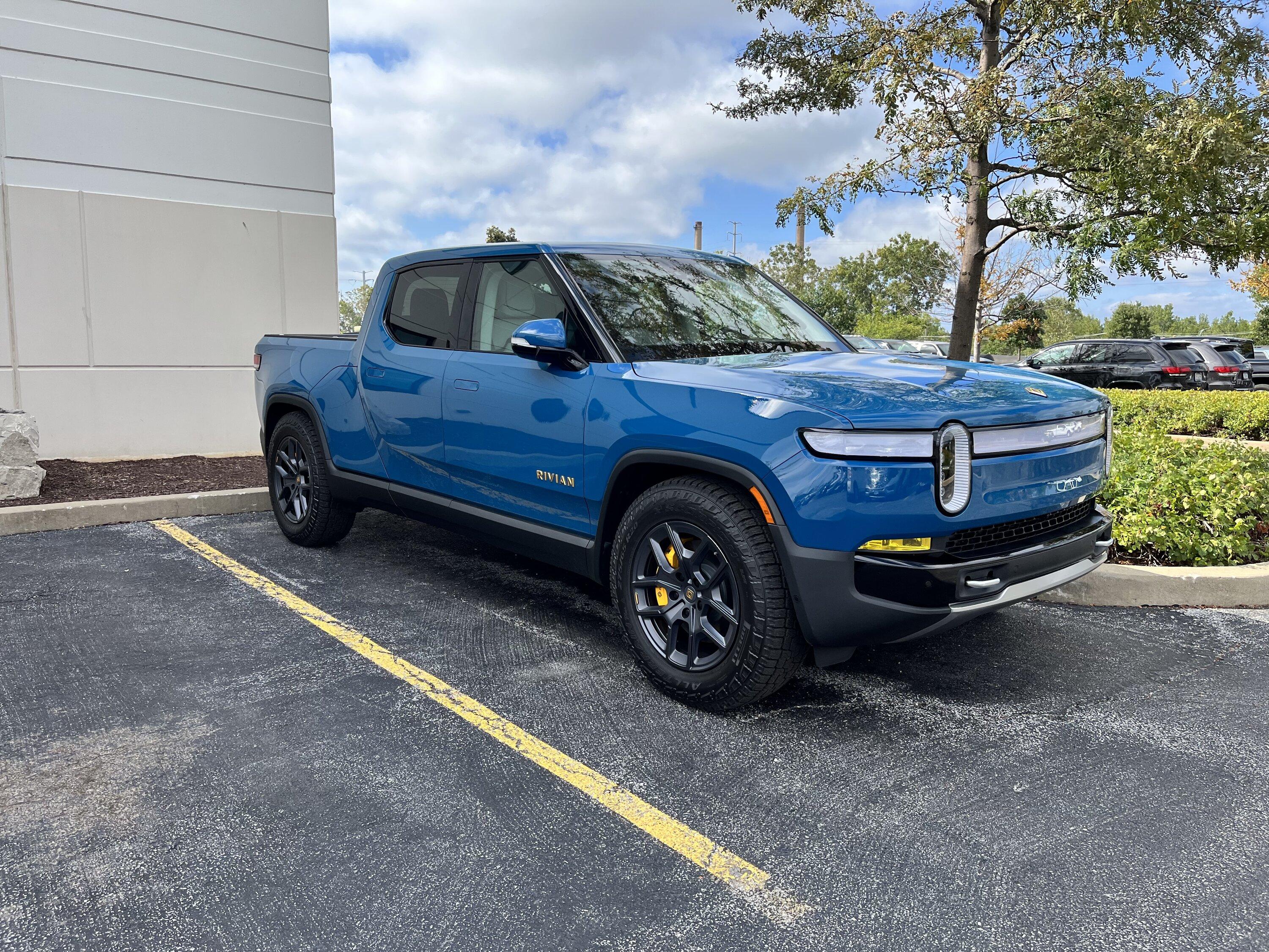 Rivian R1T R1S Changed A/T Bright Wheels to Glossy Black using Vinyl Decals 08851241-912F-46F1-A303-4C0E8116B083