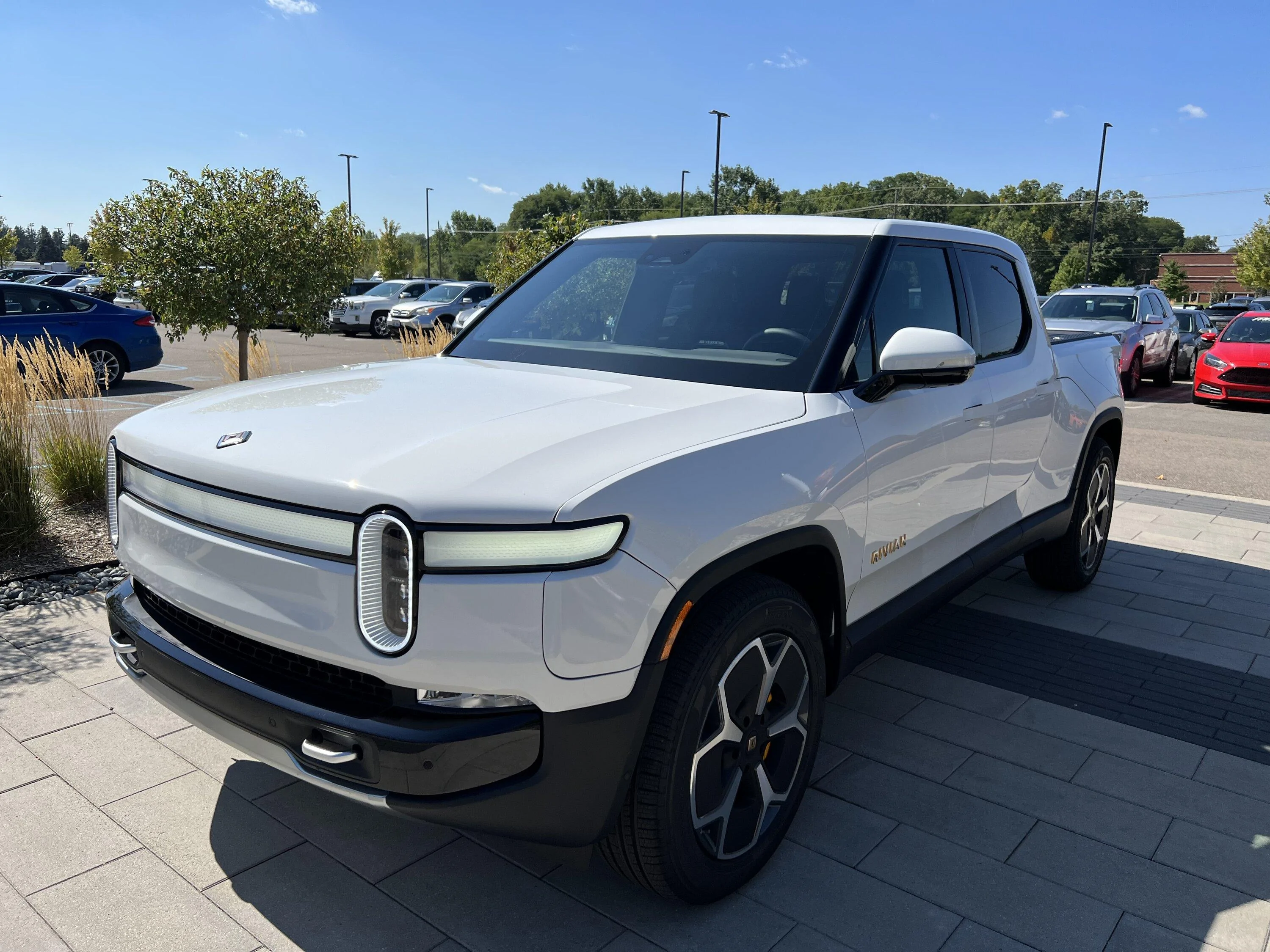 Rivian R1T R1S GLACIER WHITE R1T  Photos 9D1DA53C-669C-422A-A726-3E241158FE68