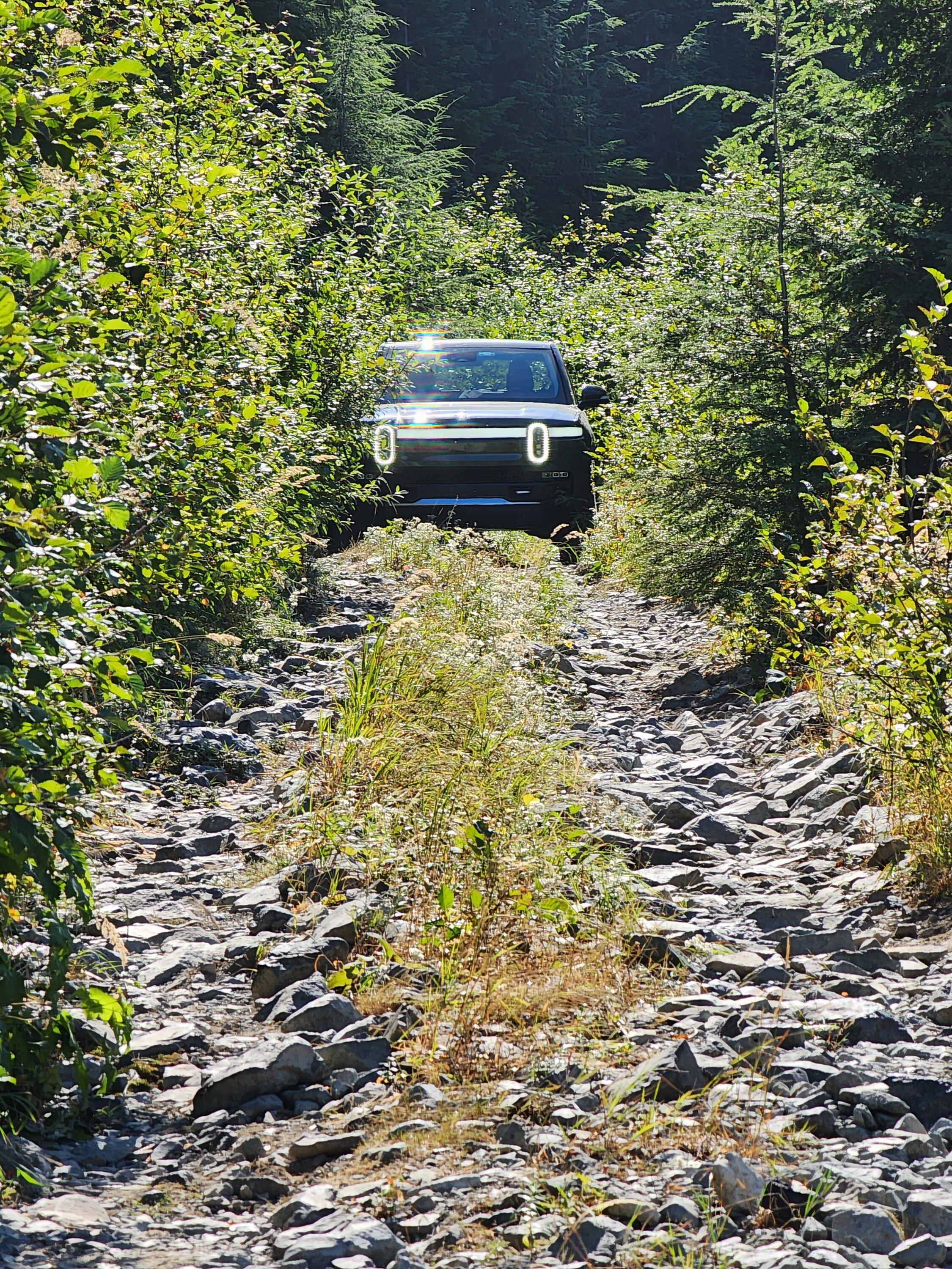Rivian R1T R1S Update: Flat in need of assistance? 20220919_124400