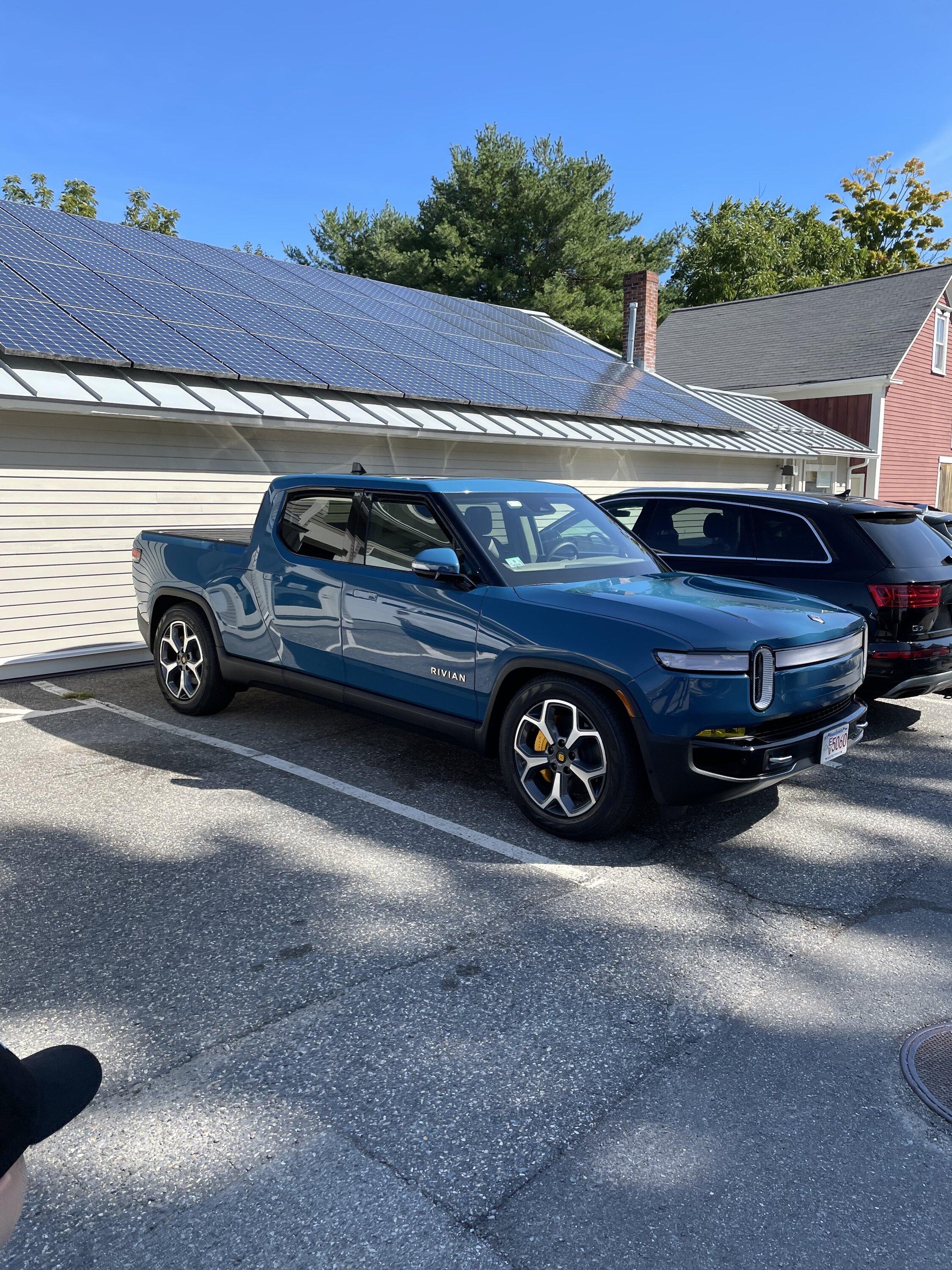 Rivian R1T R1S RIVIAN BLUE Rivian Photos IMG_0468