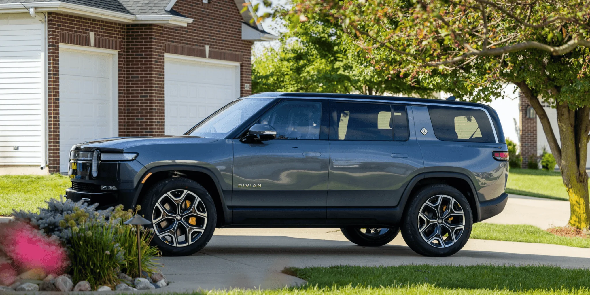 Rivian R1T R1S El CAP GRANITE Rivian Photos Rivian-begins-delivery-of-its-R1S-electric-SUV-to-non-employees-2-min-2048x1024