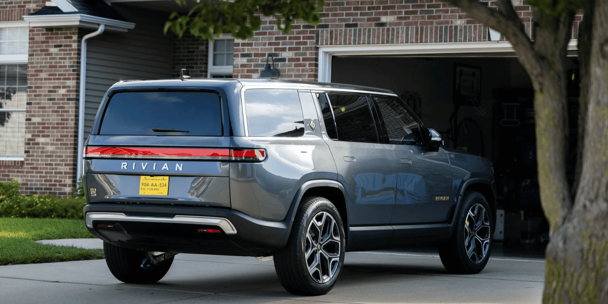 Rivian R1T R1S El CAP GRANITE Rivian Photos Rivian-begins-delivery-of-its-R1S-electric-SUV-to-non-employees-4-min-2048x1024