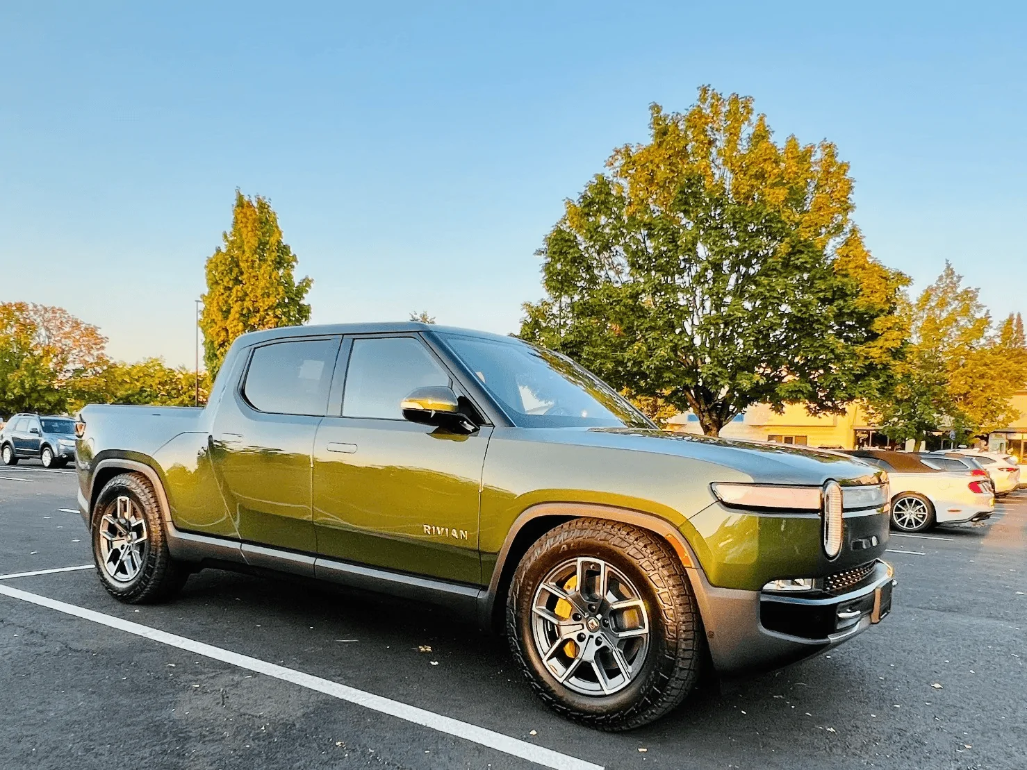 Rivian R1T R1S FOREST GREEN R1T Photos 1663706679496