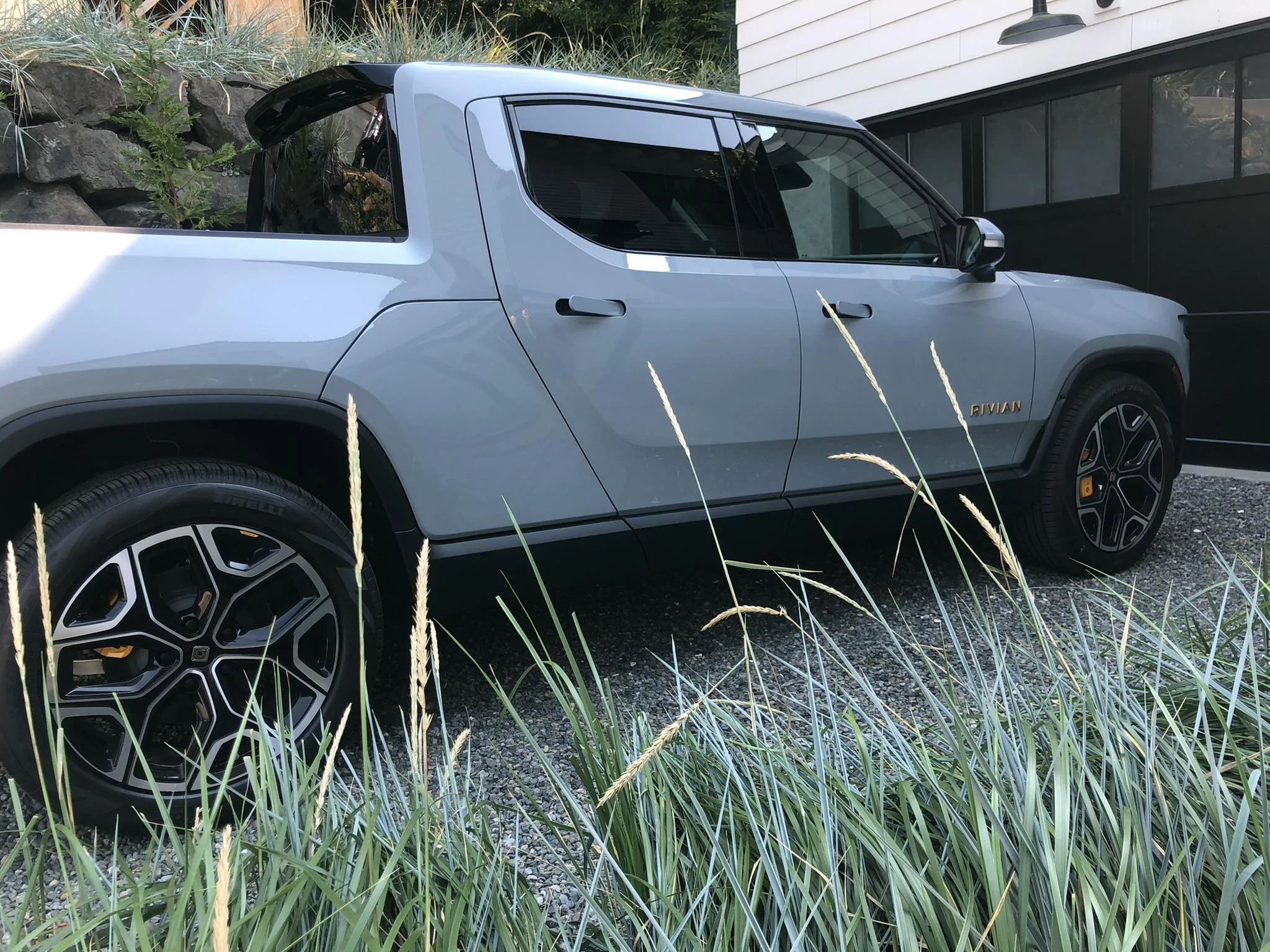 Rivian R1T R1S LIMESTONE R1T Photos west