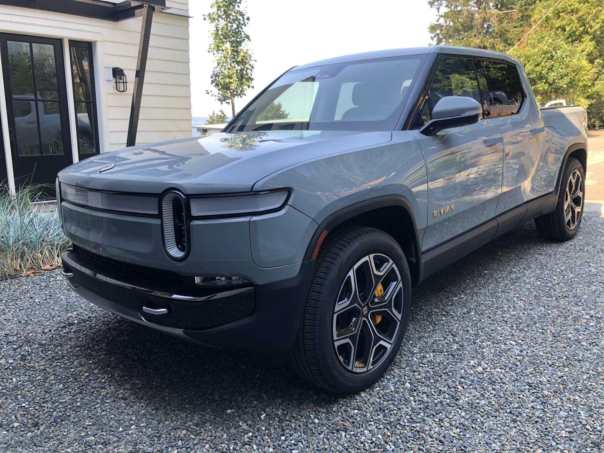 Rivian R1T R1S LIMESTONE R1T Photos south