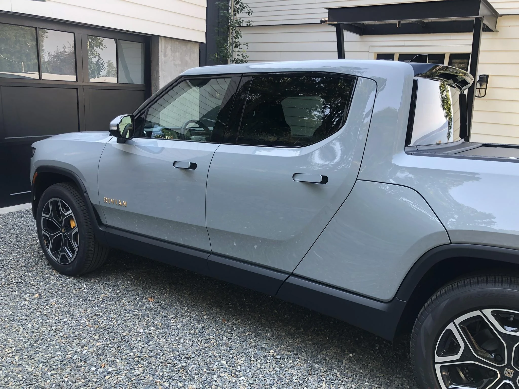 Rivian R1T R1S LIMESTONE R1T Photos east