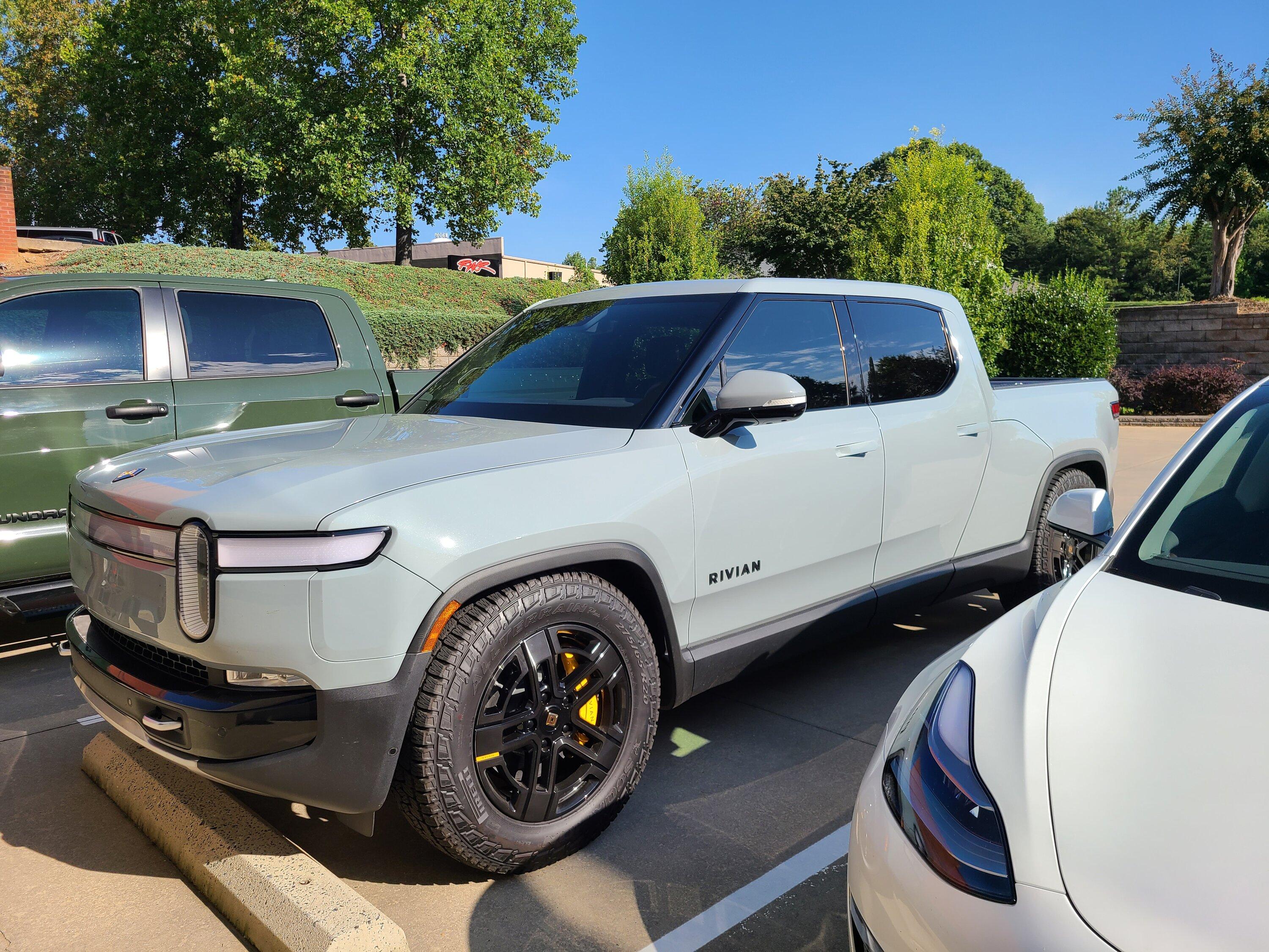 Rivian R1T R1S LIMESTONE R1T Photos 20220922_100742
