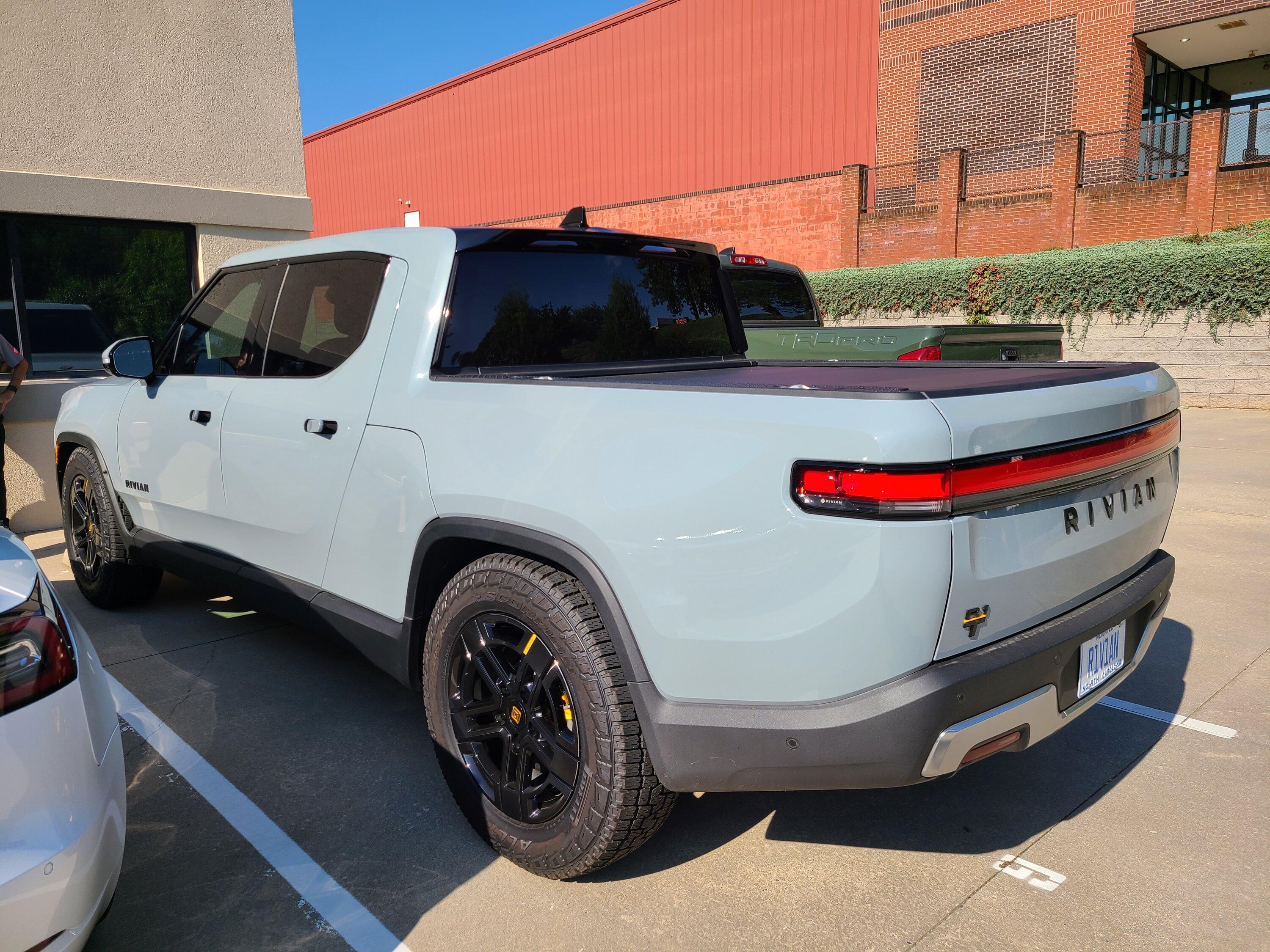 Rivian R1T R1S LIMESTONE R1T Photos 20220922_101806