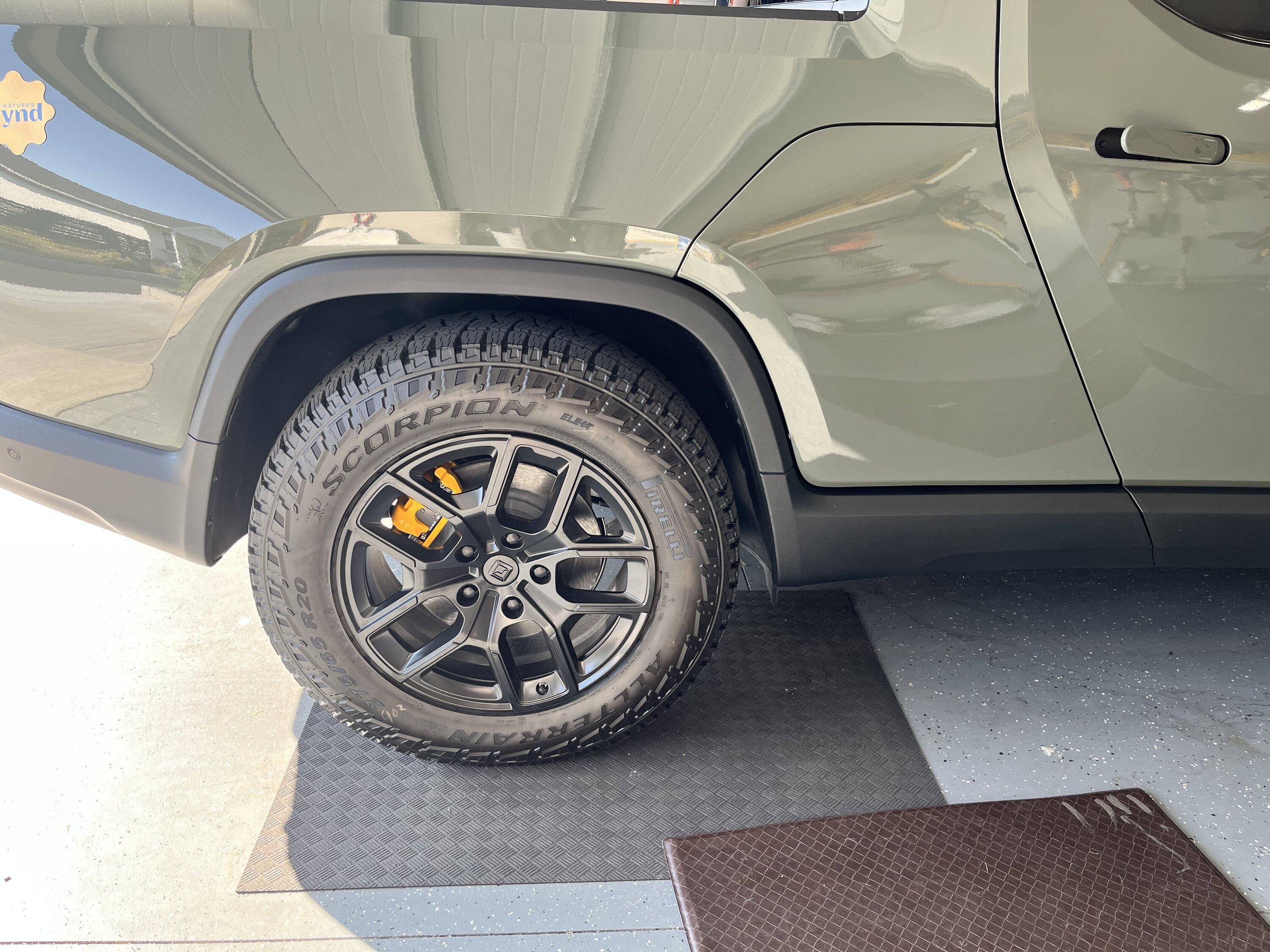 Rivian R1T R1S Anyone Paint Their 20" Wheels? 39B53435-27CF-4FD4-BAE5-01088437ECFA