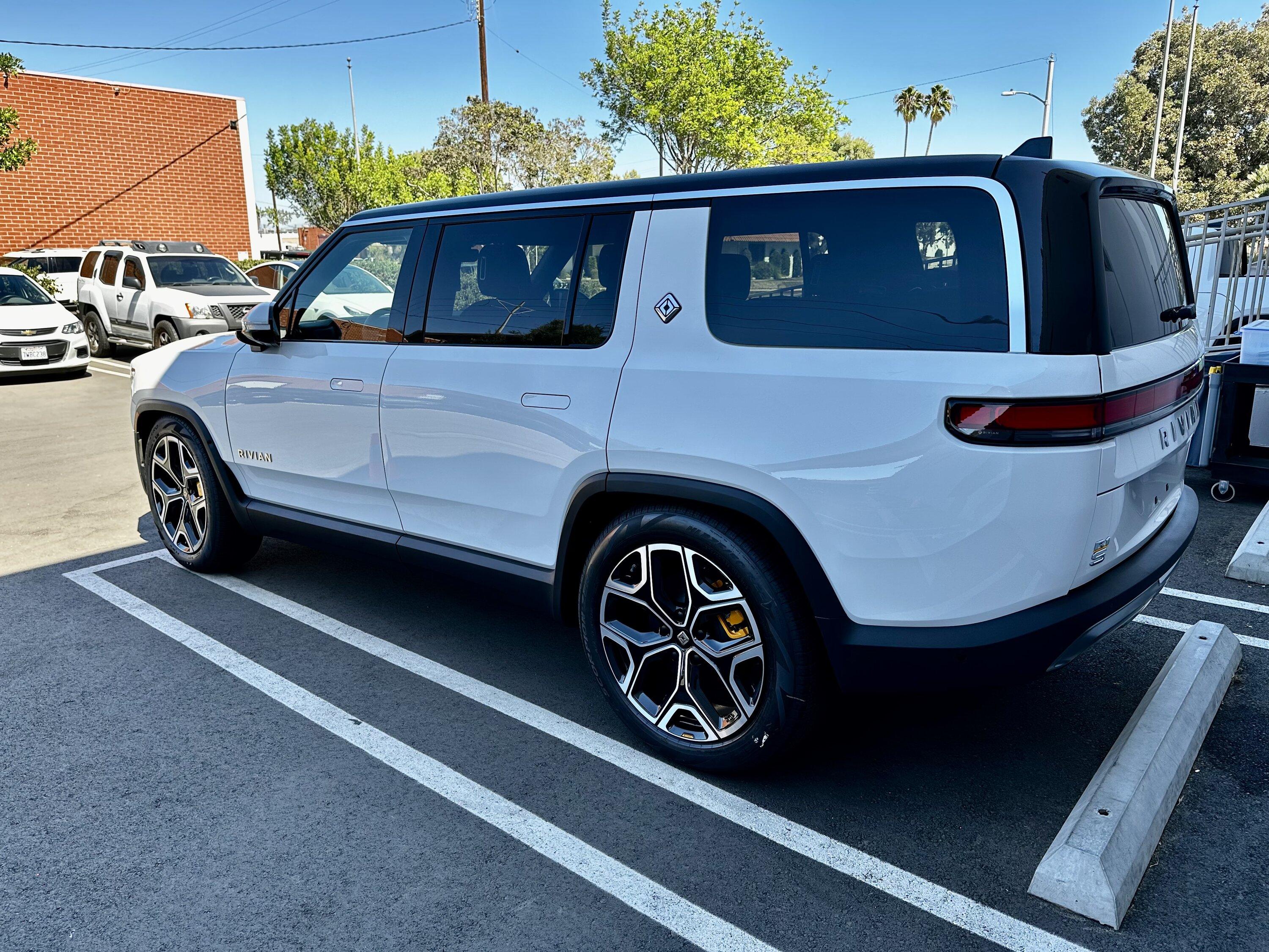 Rivian R1T R1S ? GLACIER WHITE R1S  Photos 91176d5f-e86a-4fe4-b5b8-3f0f0fd051d5-jpe