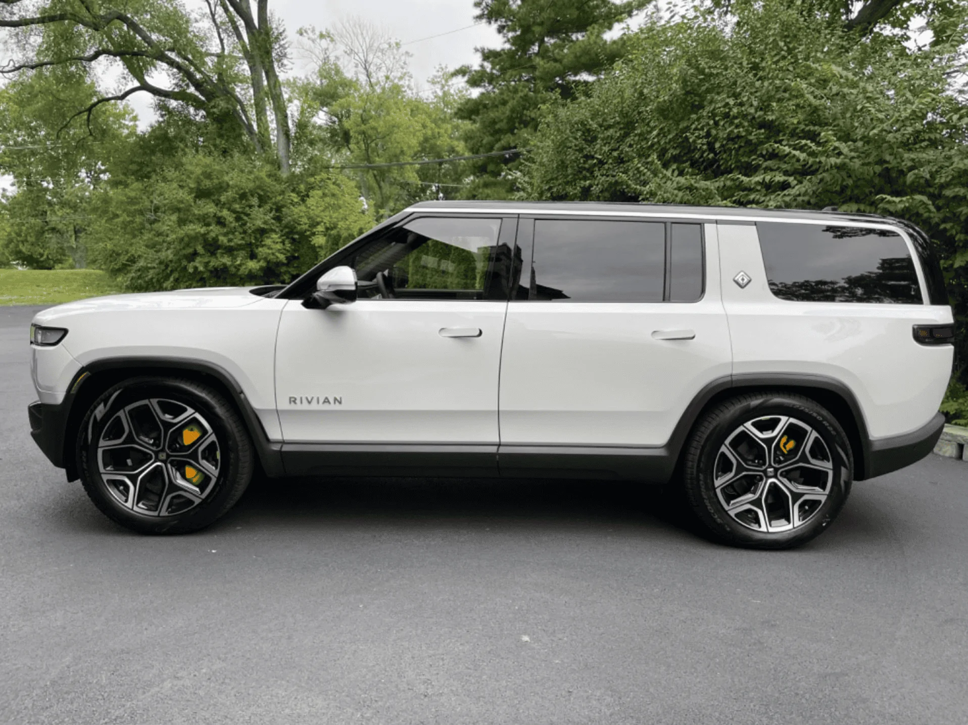 Rivian R1T R1S 2022 Rivian R1S for Sale - Glacier White - 22" Sport Bright Wheels r1s-1
