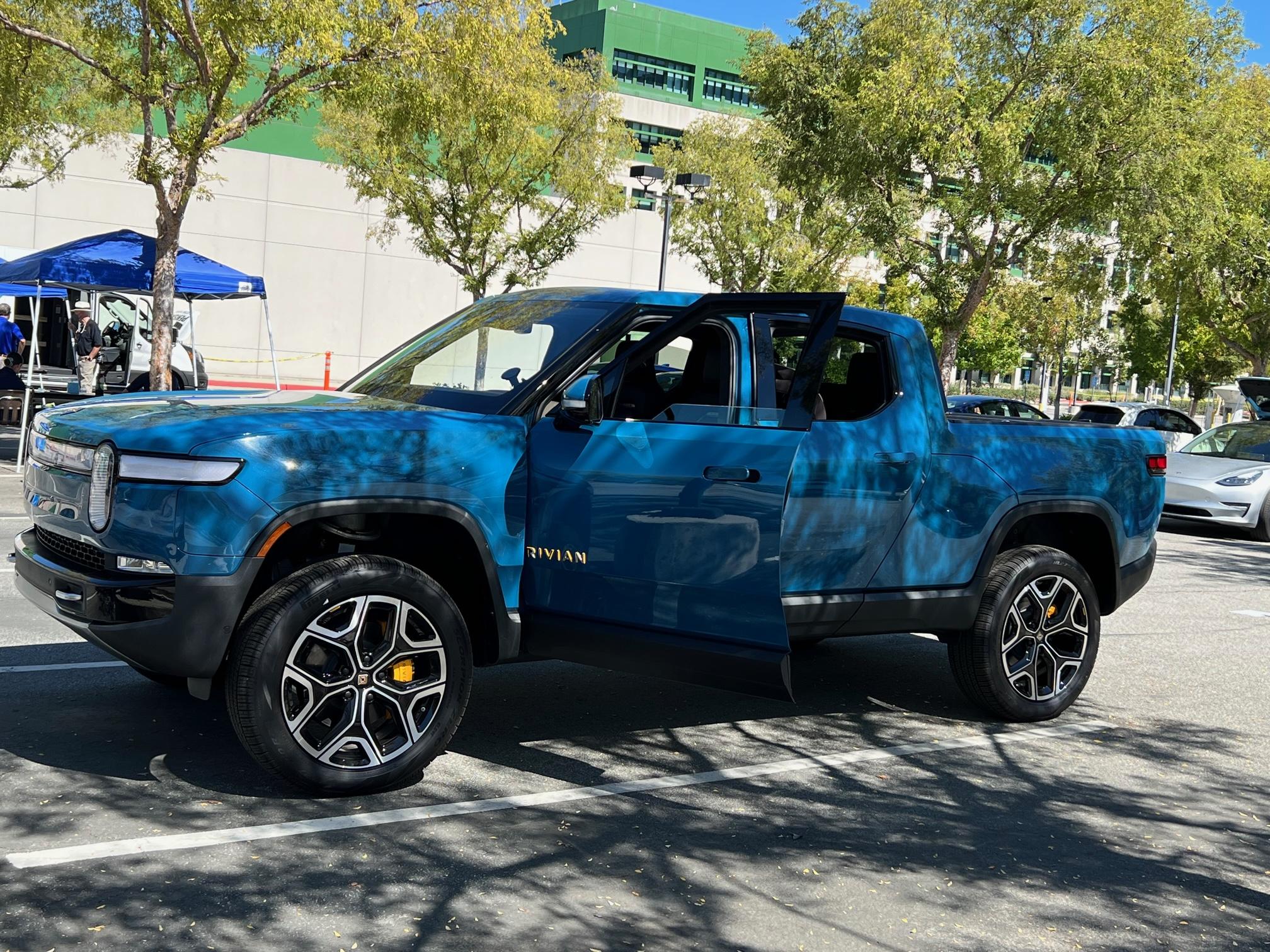 Rivian R1T R1S RIVIAN BLUE Rivian Photos IMG_8186