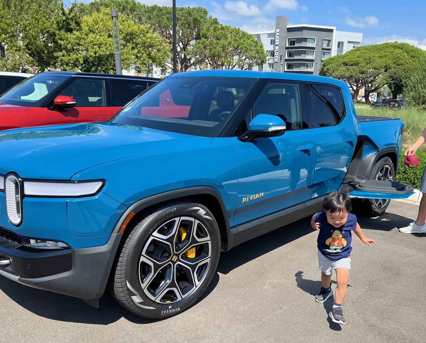 Rivian R1T R1S RIVIAN BLUE Rivian Photos IMG_8014 (1)