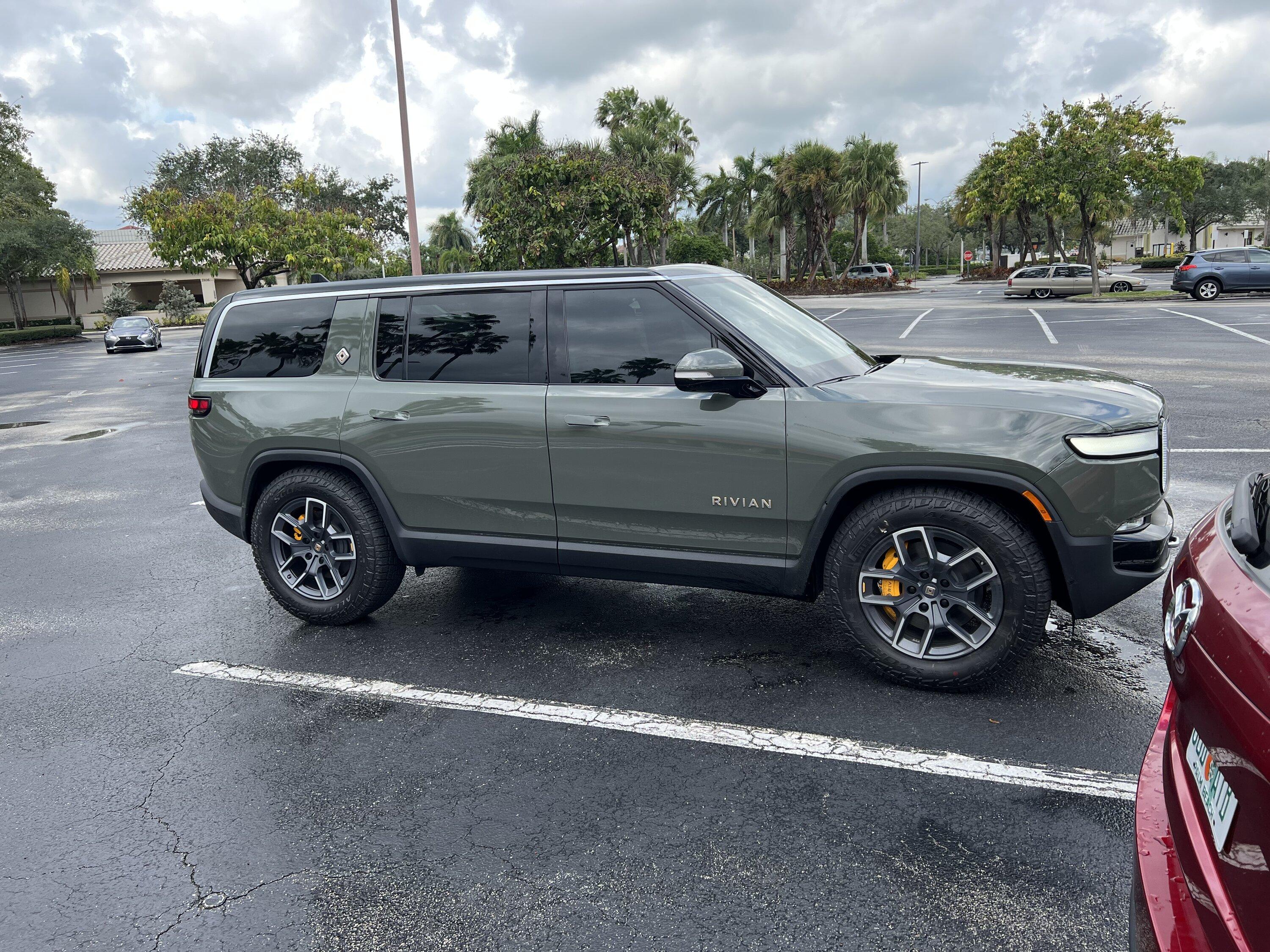 Rivian R1T R1S ? LAUNCH GREEN R1S  Photos 90a10a1e-4cc9-4126-ae06-b8954200510e-jpe