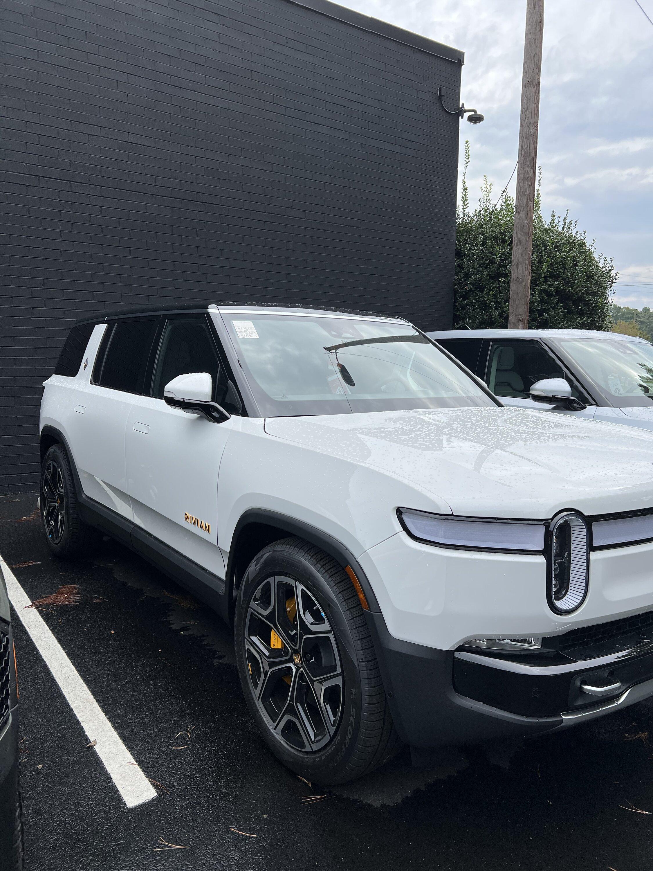 Rivian R1T R1S Spotted: 25+ R1T and R1S at Atlanta Service Center - Lots of colors and configs! EA031121-46EB-44CE-9478-B40B806E034F