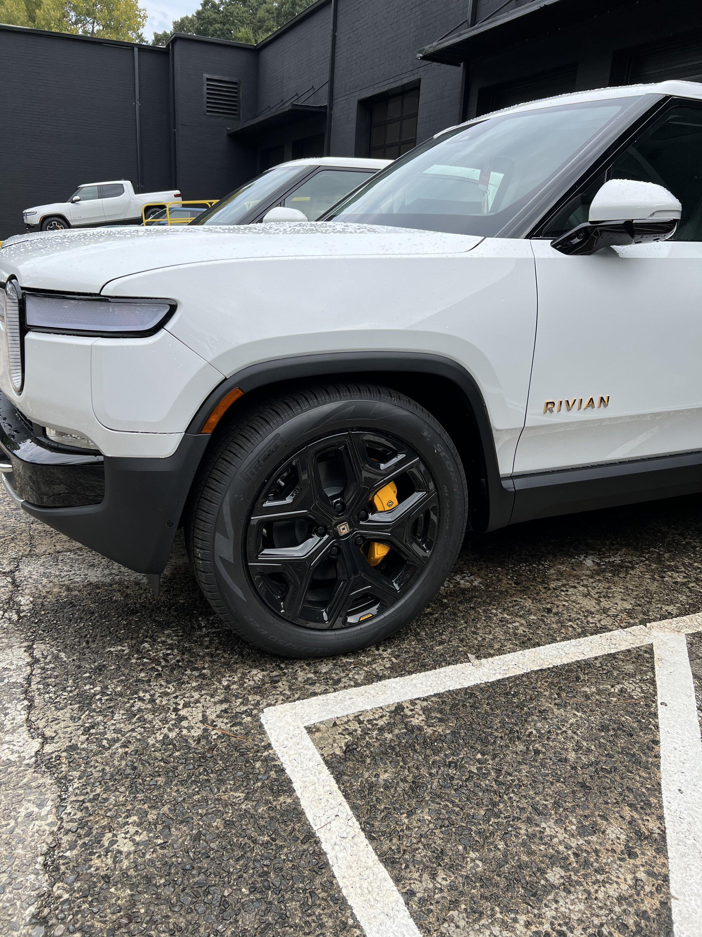 Rivian R1T R1S Spotted: 25+ R1T and R1S at Atlanta Service Center - Lots of colors and configs! 2F6D7815-DE38-4AA6-92D0-76D43A95A7C4
