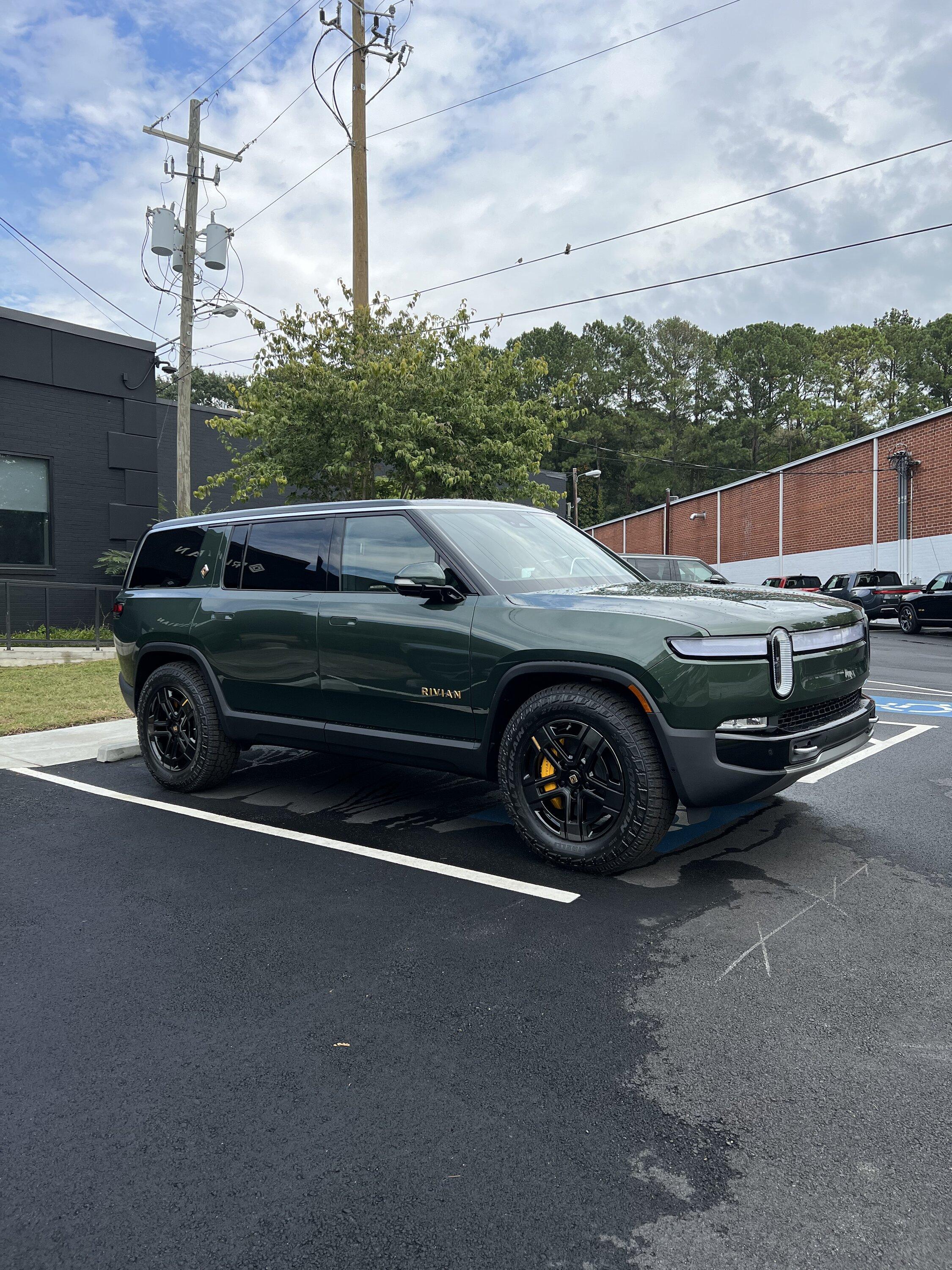 Rivian R1T R1S ? FOREST GREEN R1S Photos 0045e936-5536-45c2-b615-872a90f7b203-jpe
