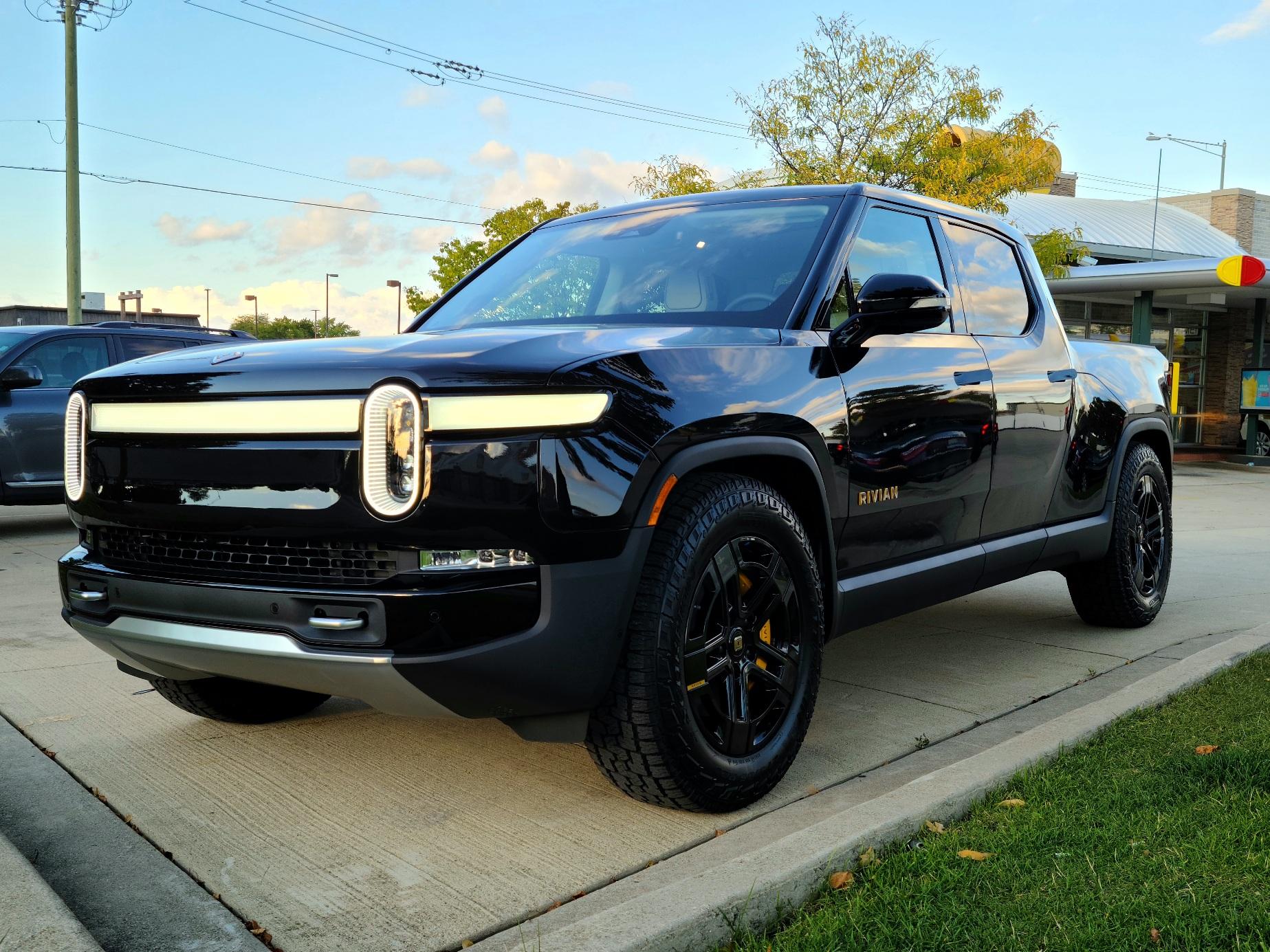 Rivian R1T R1S MIDNIGHT (Black) Rivian Photos 20220925_174018