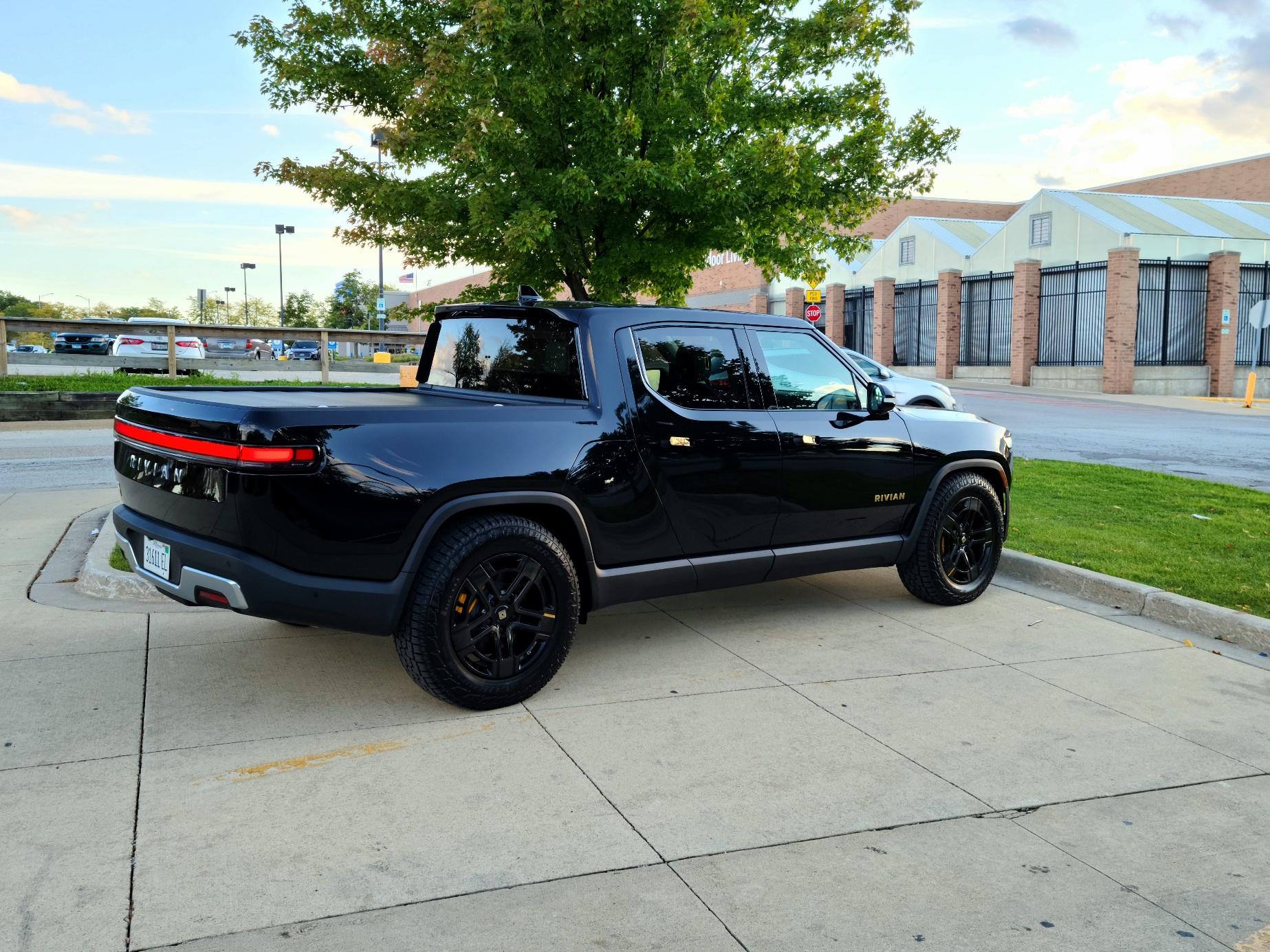 Rivian R1T R1S MIDNIGHT (Black) Rivian Photos 20220925_173953