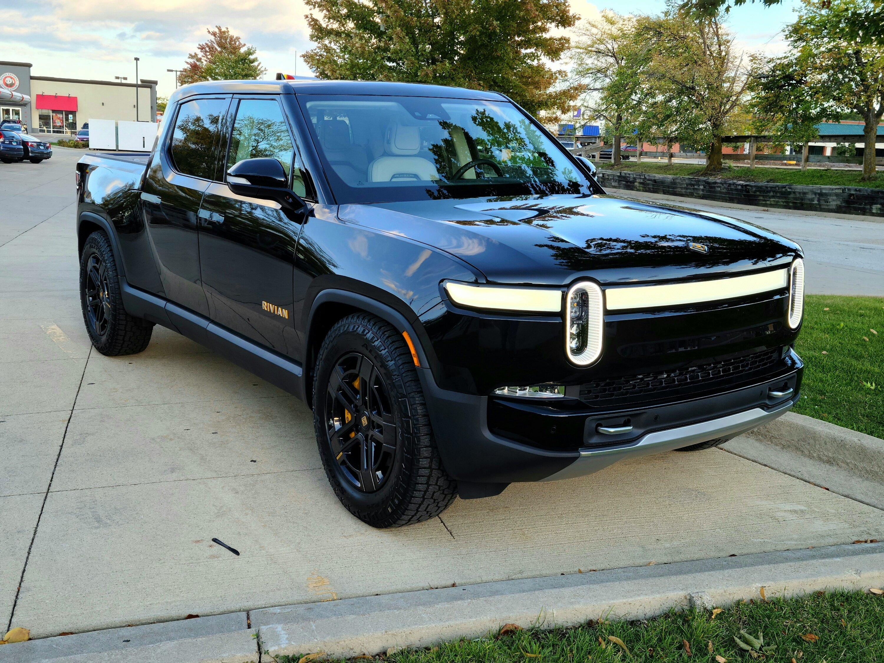 Rivian R1T R1S MIDNIGHT (Black) Rivian Photos 20220925_174008