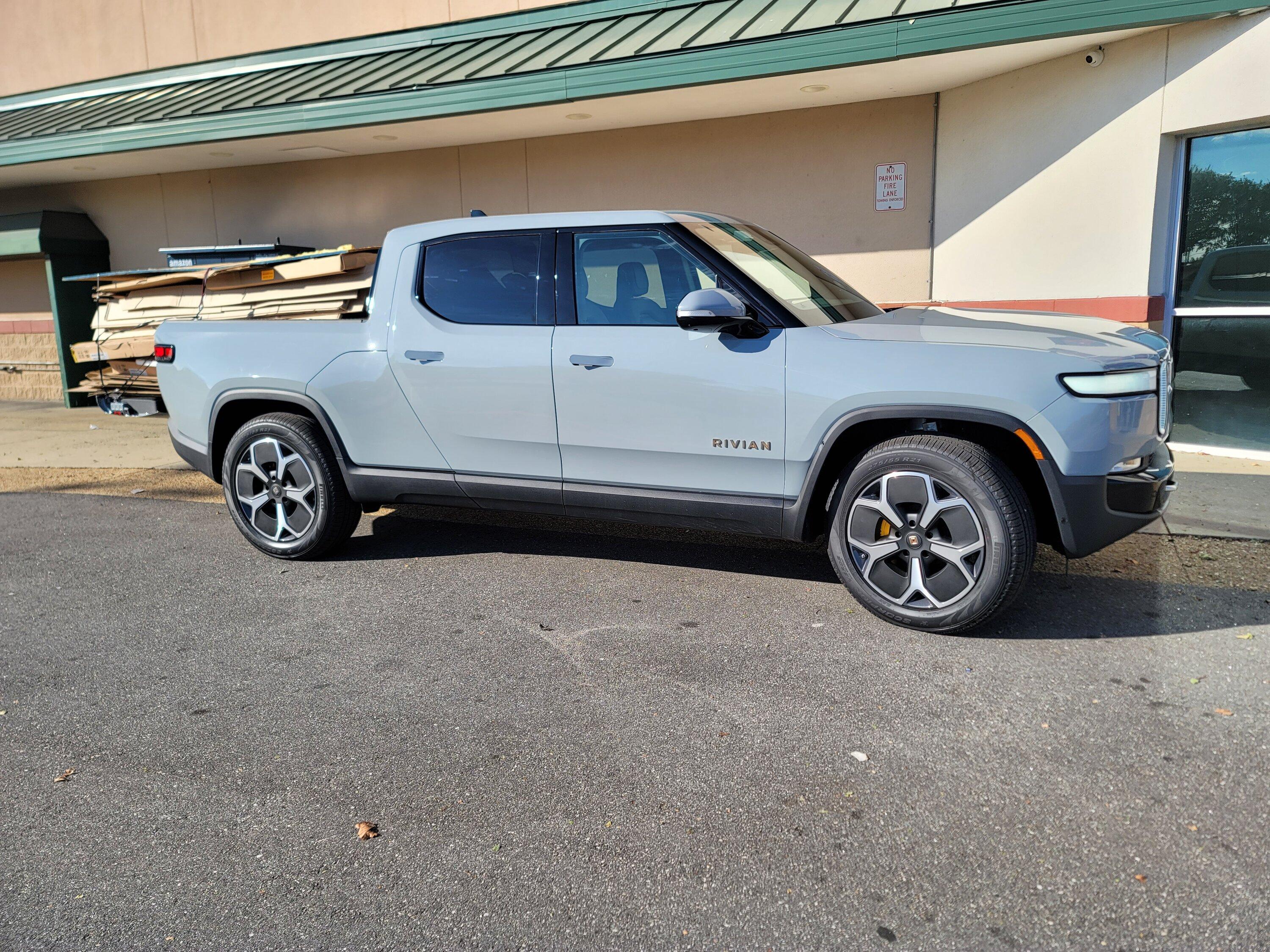Rivian R1T R1S Thoughts after a week of Limestone Rivian R1T ownership riv