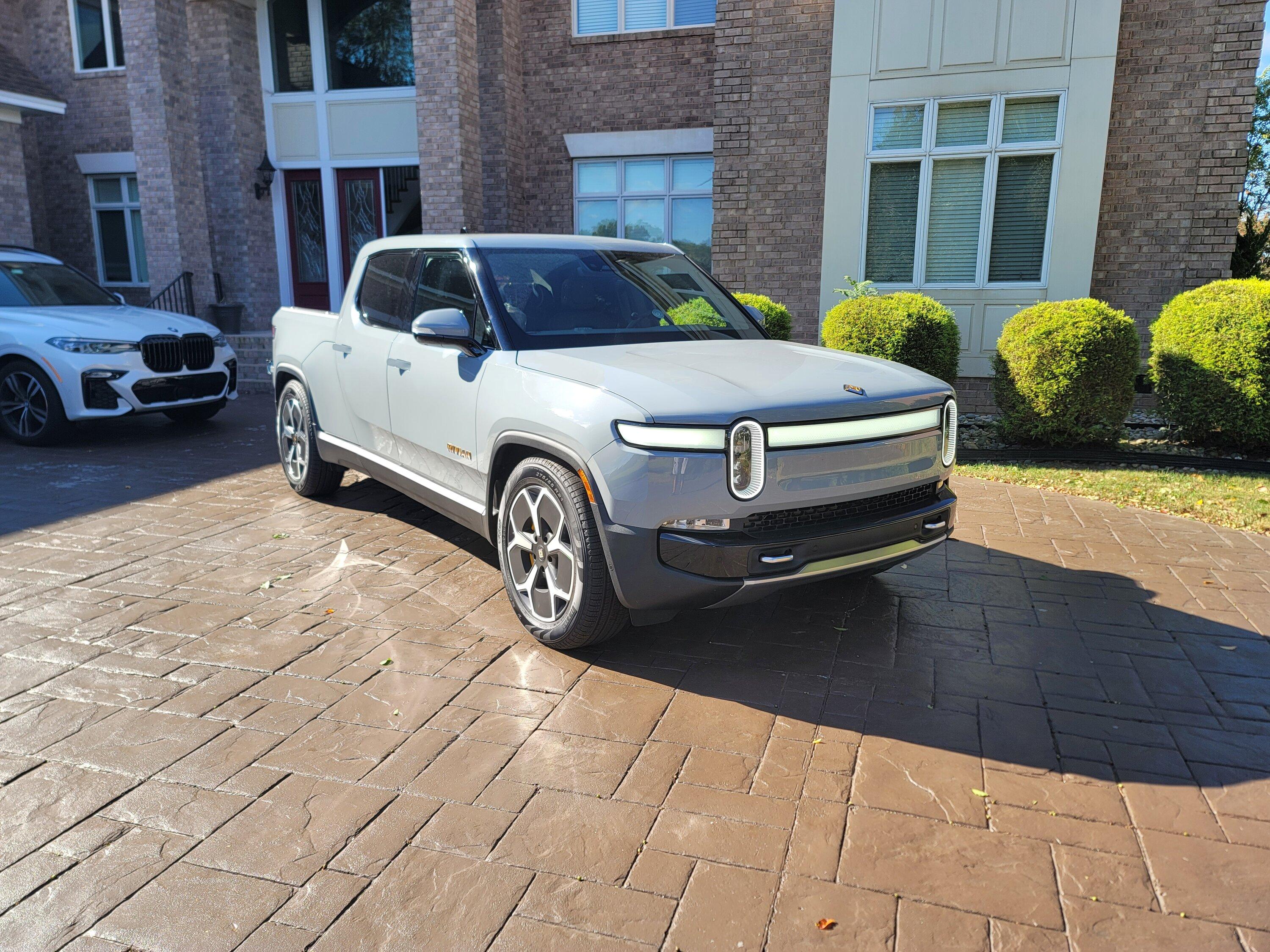 Rivian R1T R1S LIMESTONE R1T Photos rivfirst-