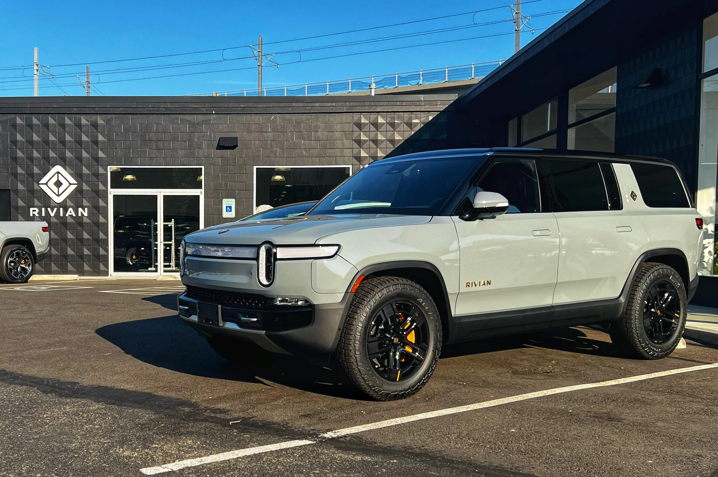 Rivian R1T R1S ? LIMESTONE R1S  Photos 7F6334A7-9EB3-43DD-814F-F21F89DB2EEB