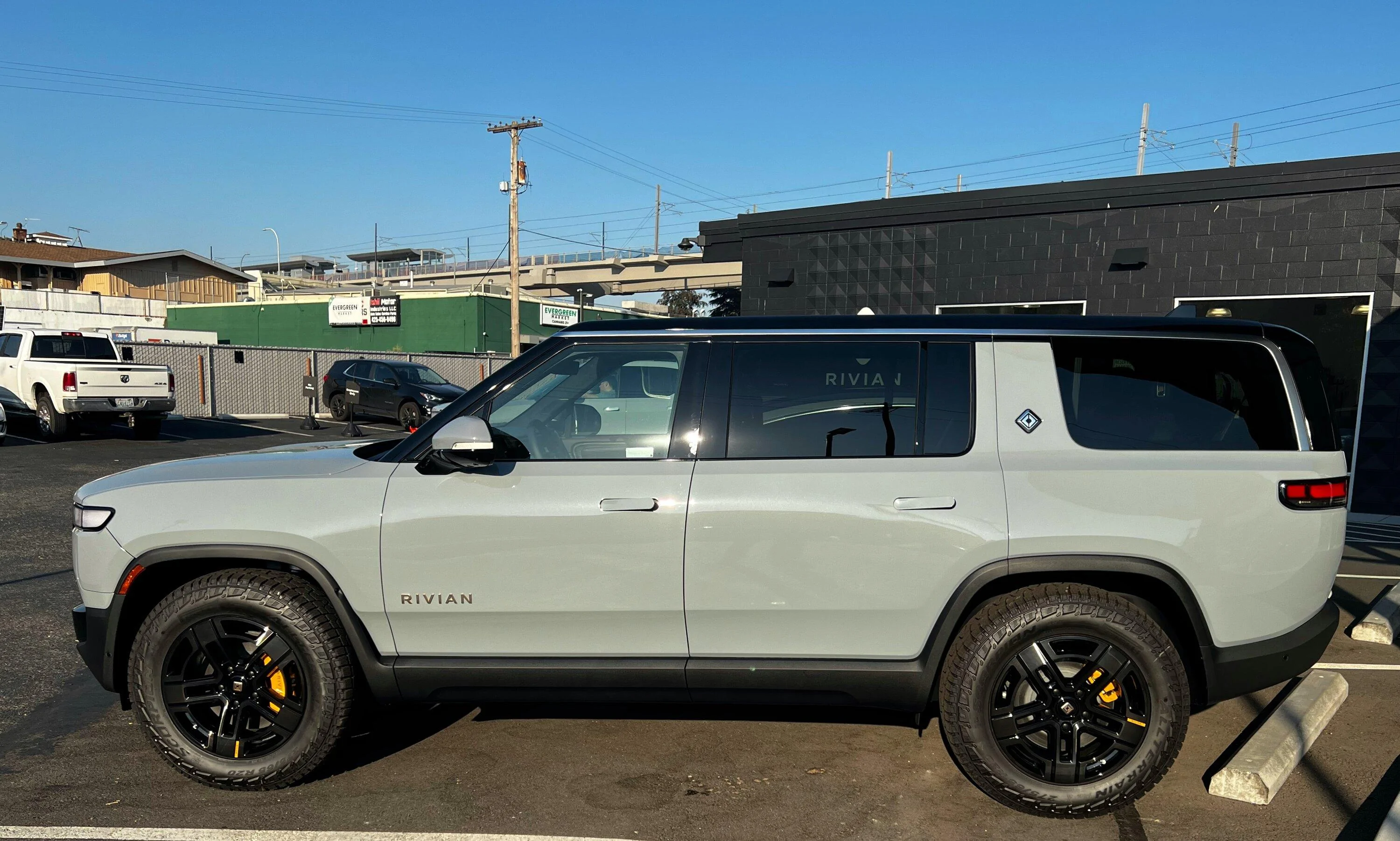 Rivian R1T R1S ? LIMESTONE R1S  Photos FA4B3CA8-86B4-434A-ACAF-15F2E1FE0D16