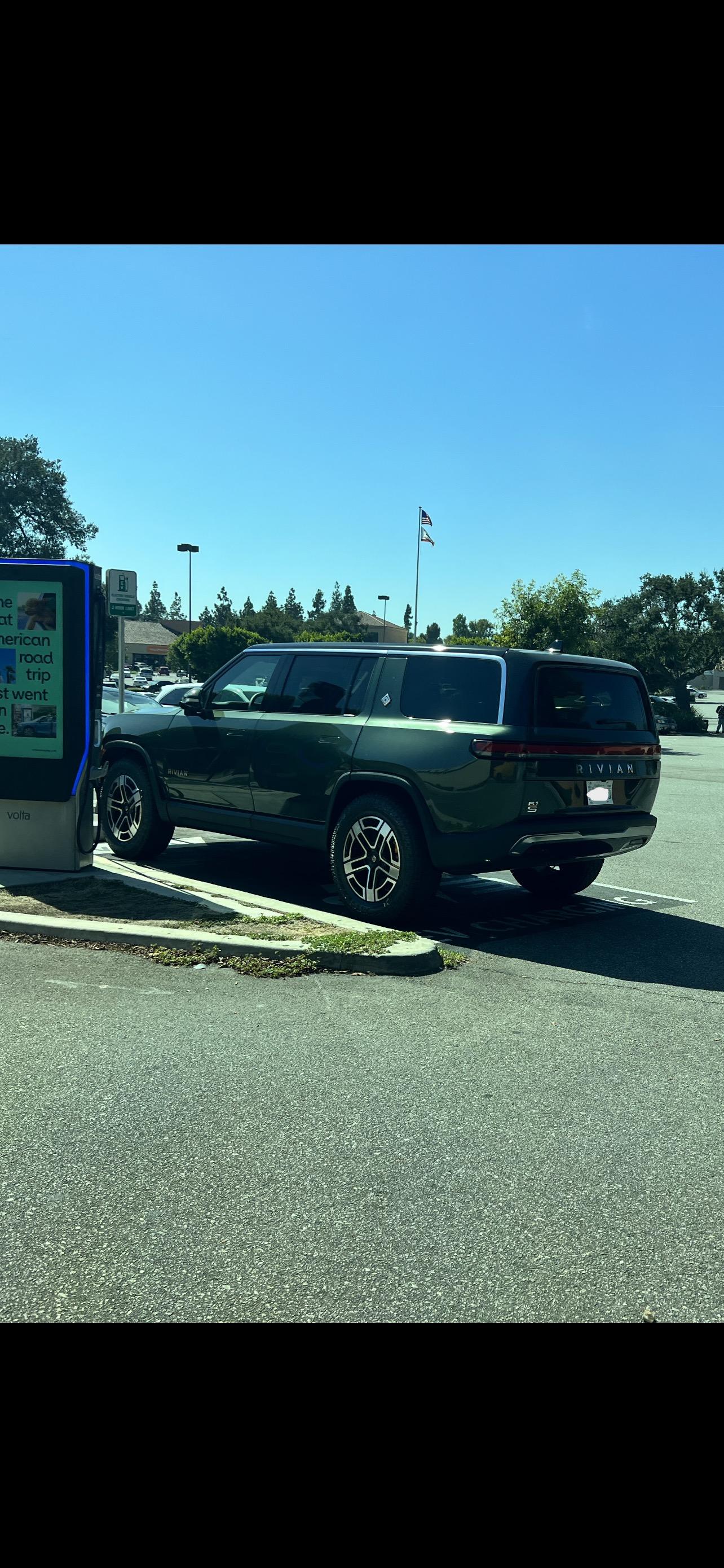 Rivian R1T R1S ? FOREST GREEN R1S Photos BDF1D6FA-C1AA-4D54-A0E0-21E82DF48F13