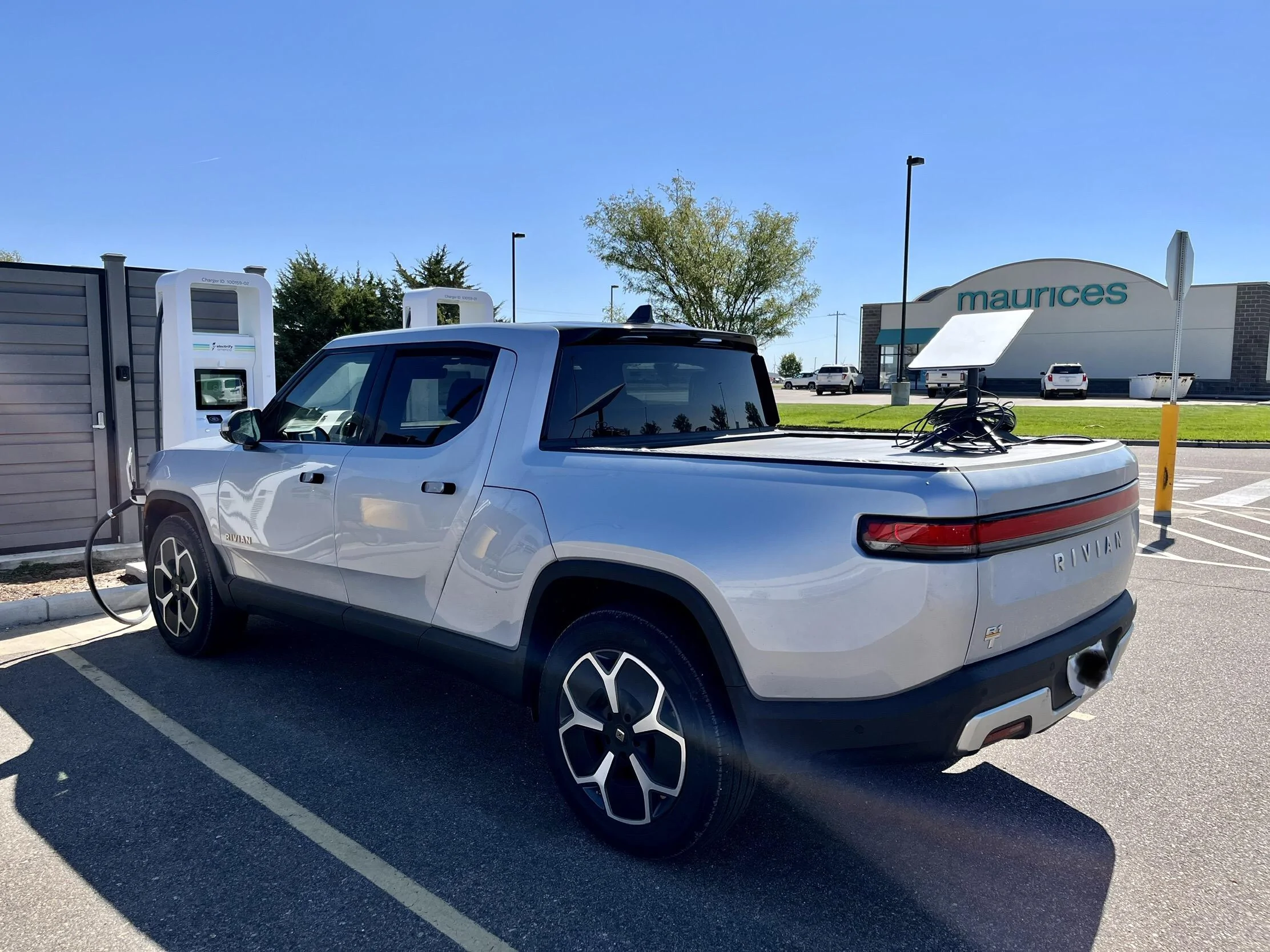 Rivian R1T R1S Stopped for Starlink powered work calls 226796C7-C97A-4F77-8850-15E3E1CD6C12