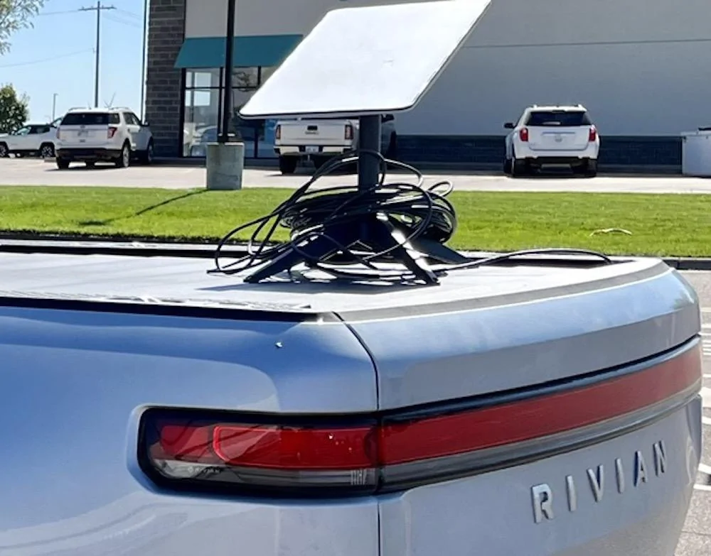 Rivian R1T R1S Stopped for Starlink powered work calls 226796C7-C97A-4F77-8850-15E3E1CD6C12
