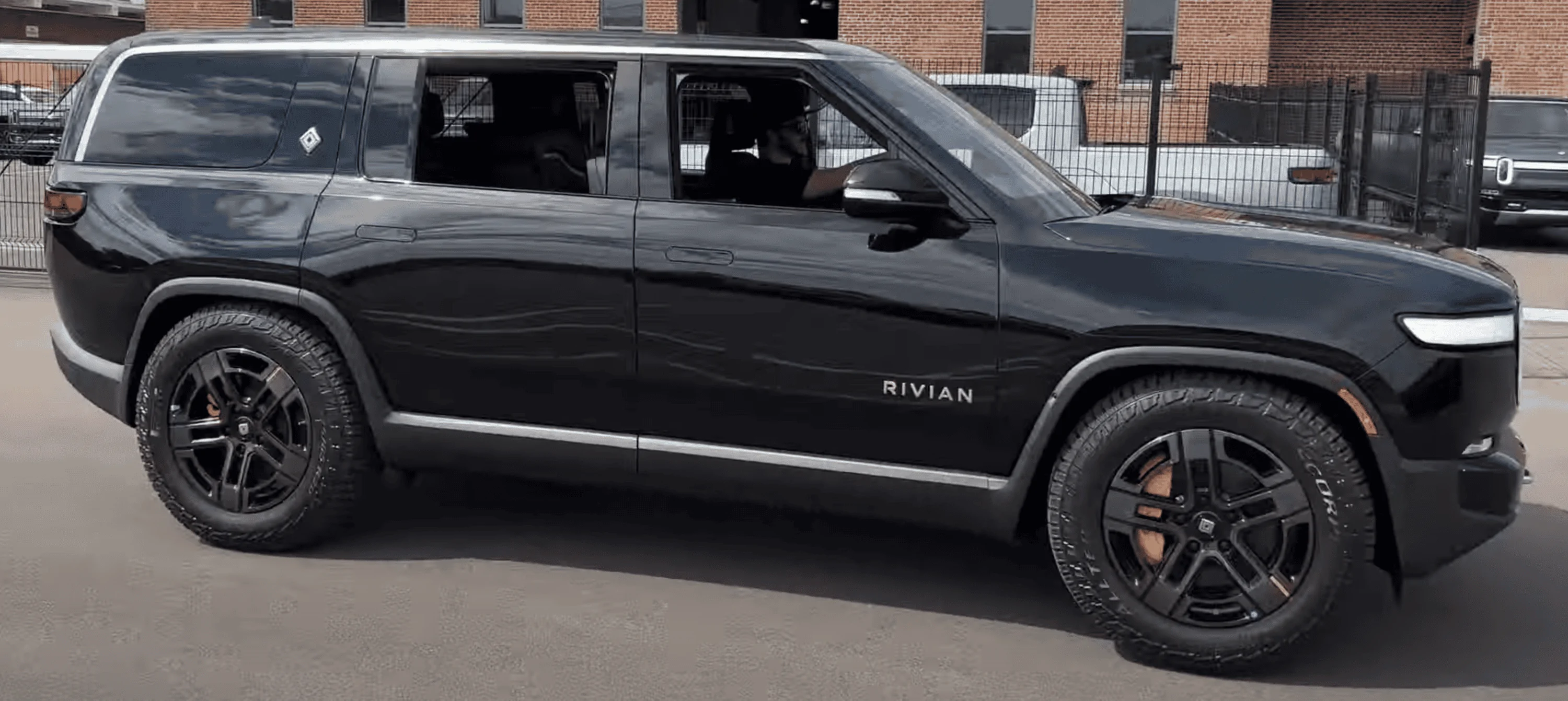 Rivian R1T R1S MIDNIGHT (Black) Rivian Photos Screen Shot 2022-09-29 at 7.49.27 AM