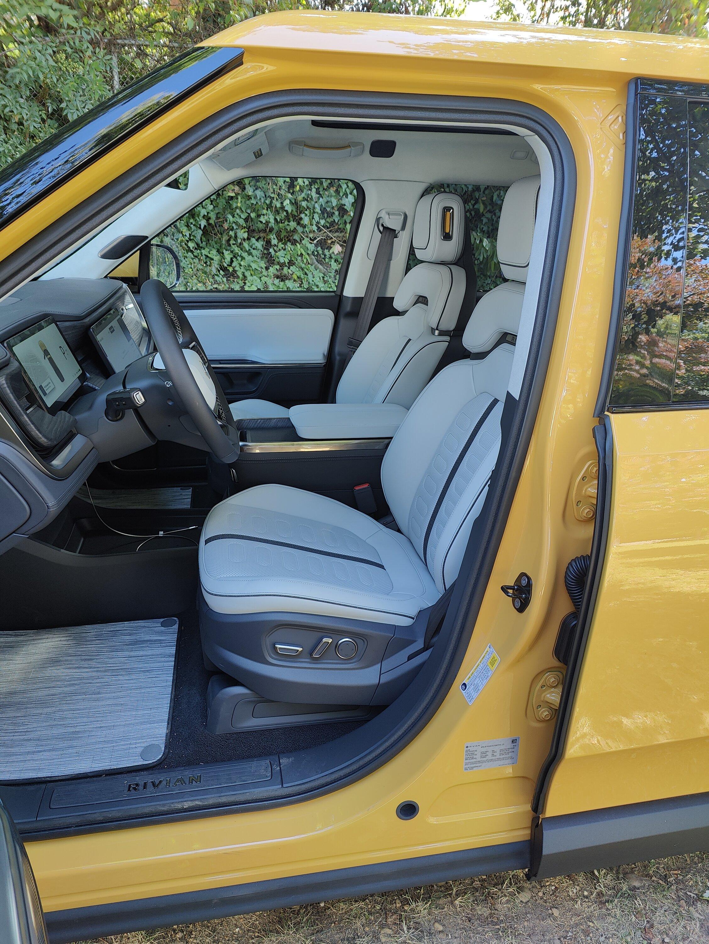 Rivian R1T R1S It's new and it's yellow and I love it: Compass Yellow / Ocean Coast R1T 1664476375464