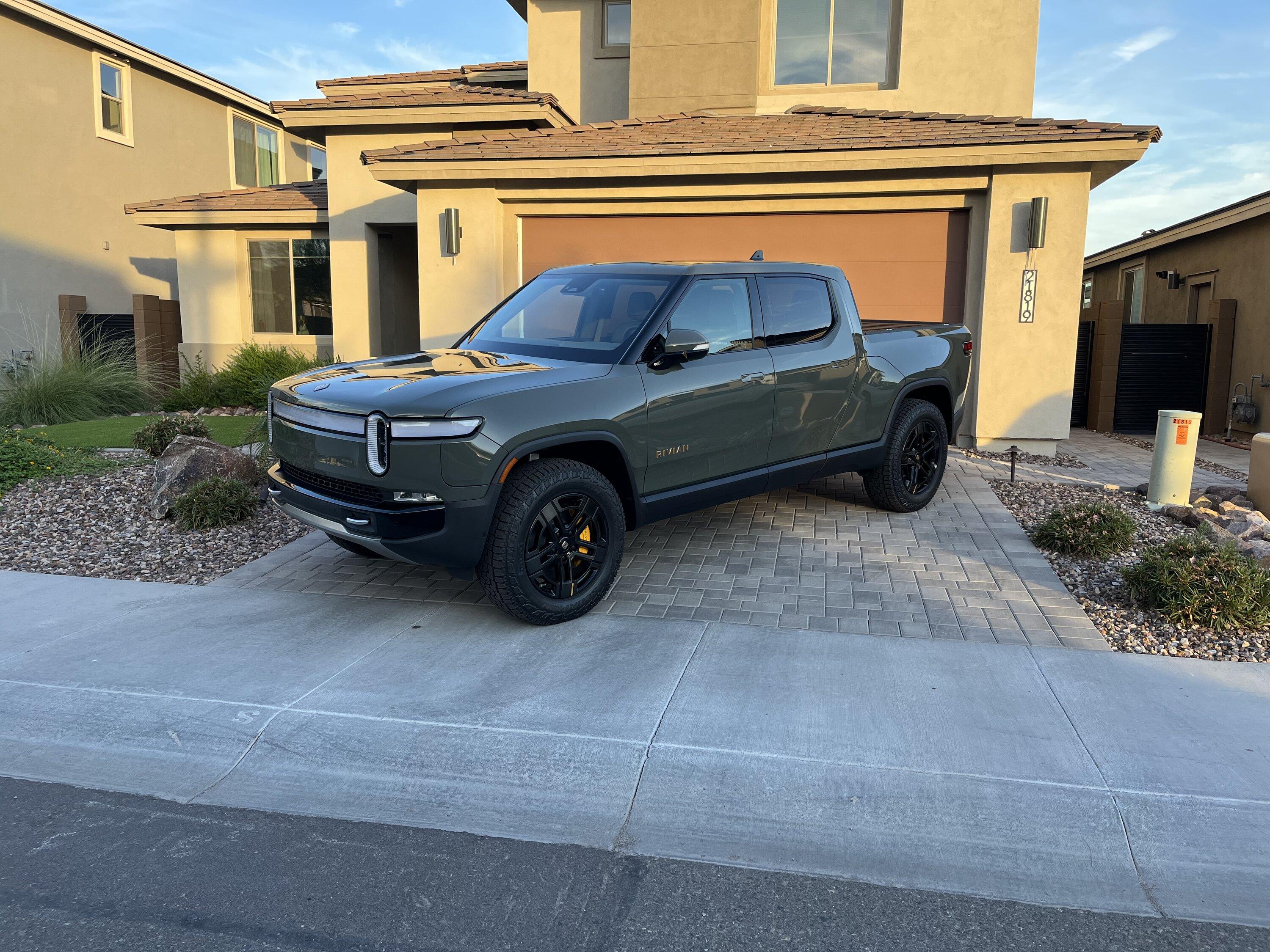 Rivian R1T R1S Phoenix: Launch Edition Launch Green R1T Delivery C8172B51-2705-42F8-BF47-E7A7C748AEB0