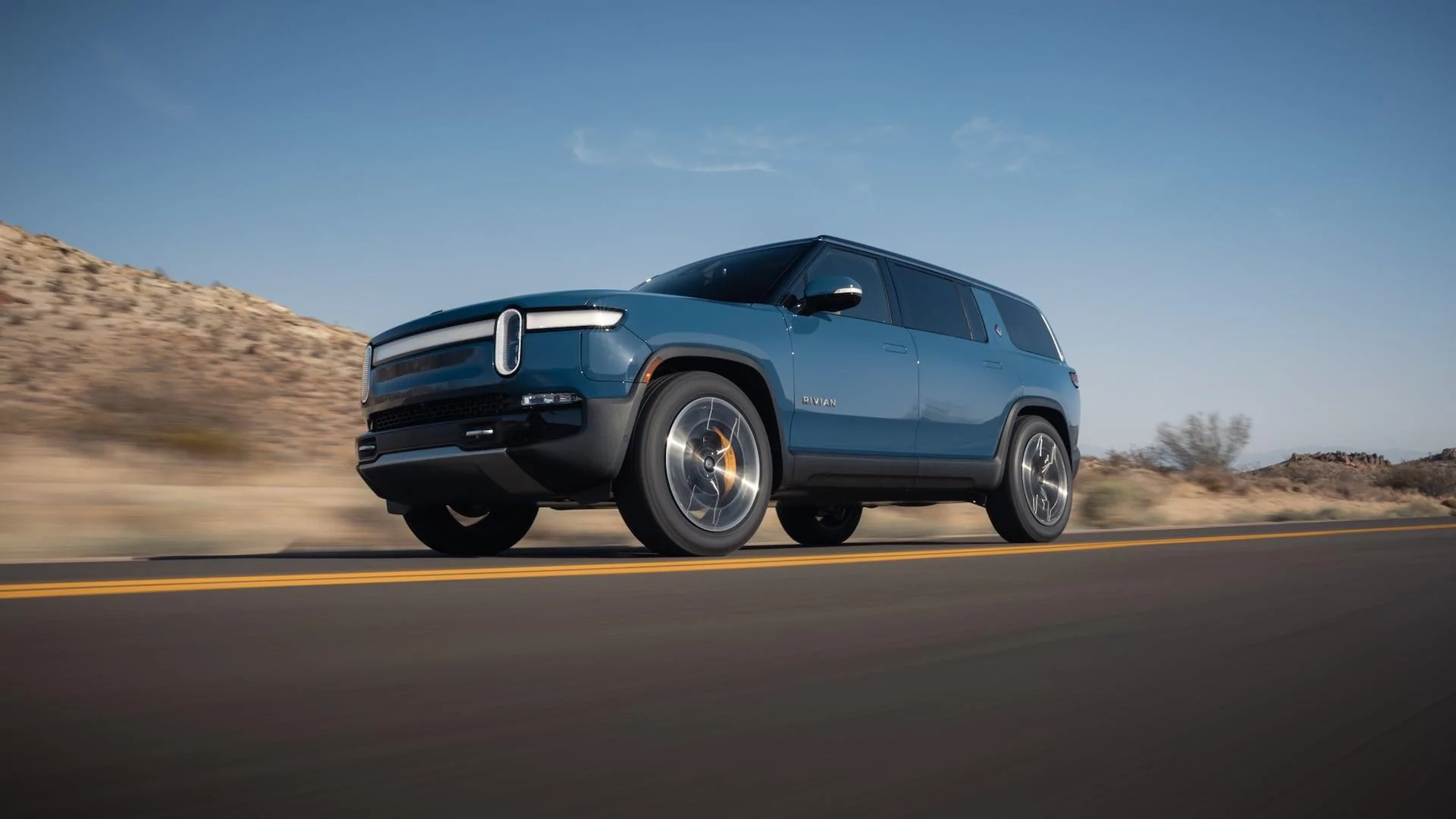 Rivian R1T R1S RIVIAN BLUE Rivian Photos 2022-Rivian-R1S-Launch-Edition-front-three-quarter-in-motion-1