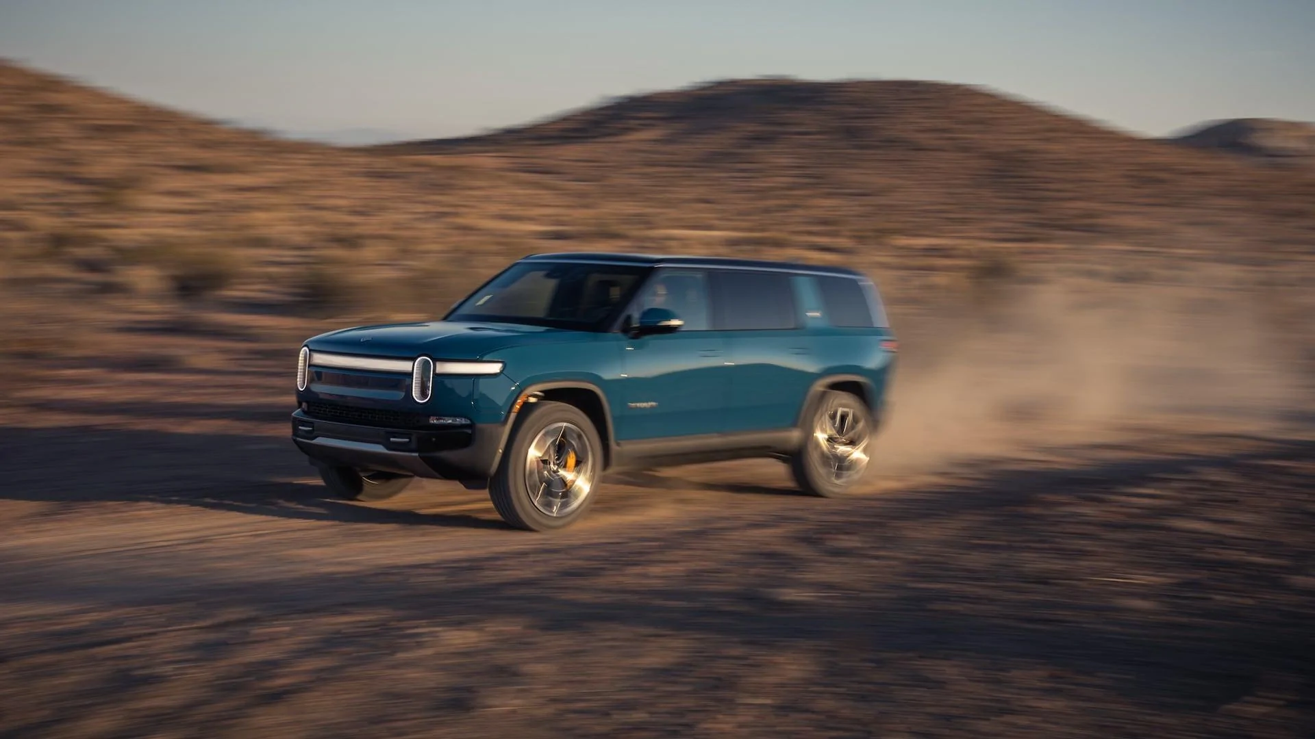 Rivian R1T R1S RIVIAN BLUE Rivian Photos 2022-Rivian-R1S-Launch-Edition-front-three-quarter-in-motion-2