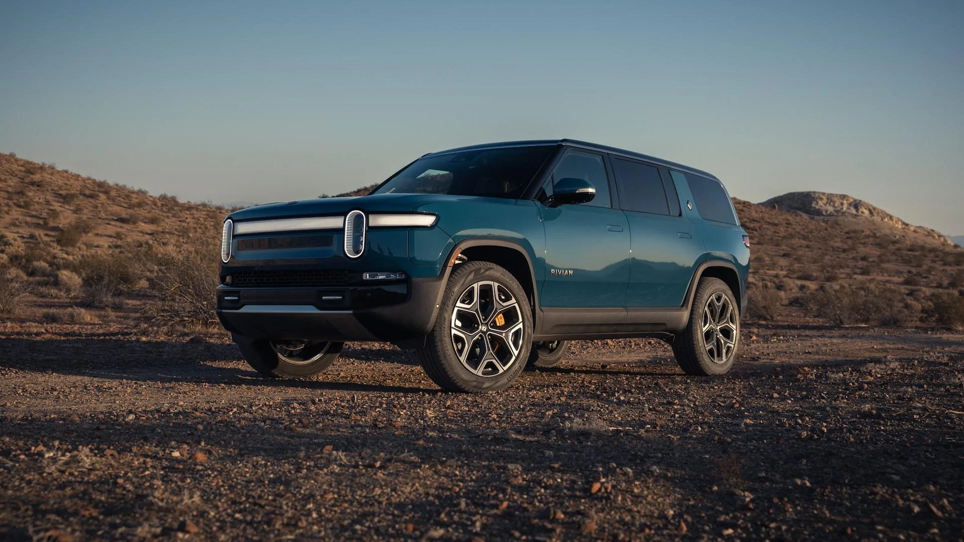 Rivian R1T R1S RIVIAN BLUE Rivian Photos 2022-Rivian-R1S-Launch-Edition-front-three-quarter